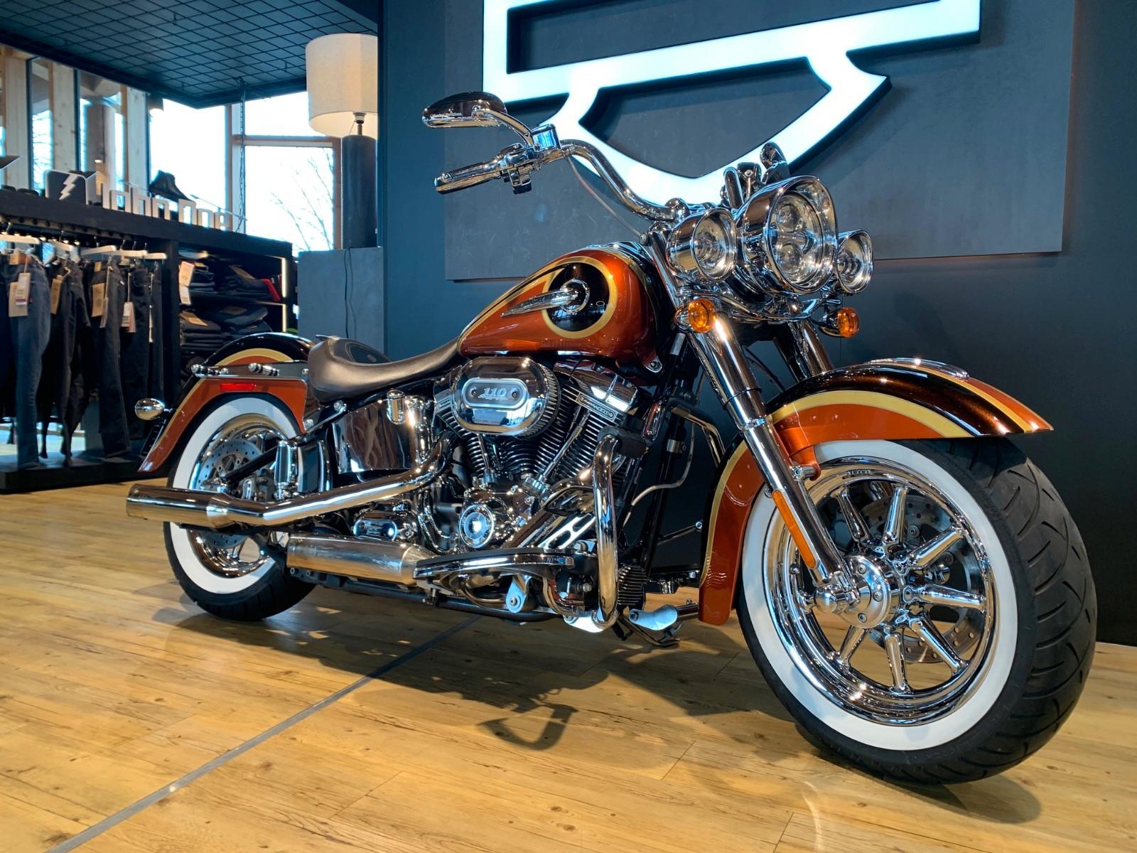Harley-Davidson CVO Softail Deluxe mit Kern Schalldämpfern