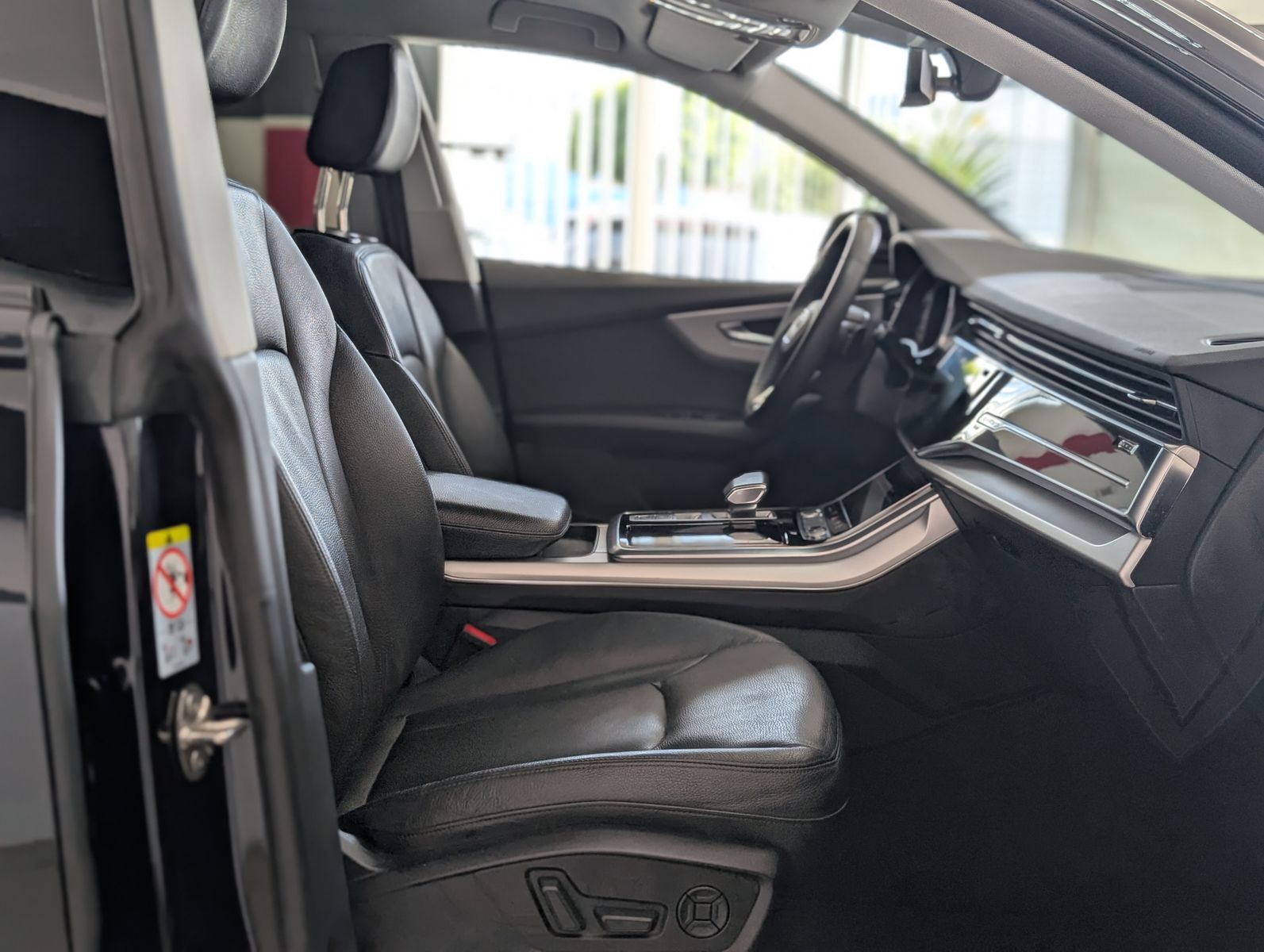Fahrzeugabbildung Audi Q8 45 TDI Quattro S-line HD-MATRIX AHK LUFT 21"