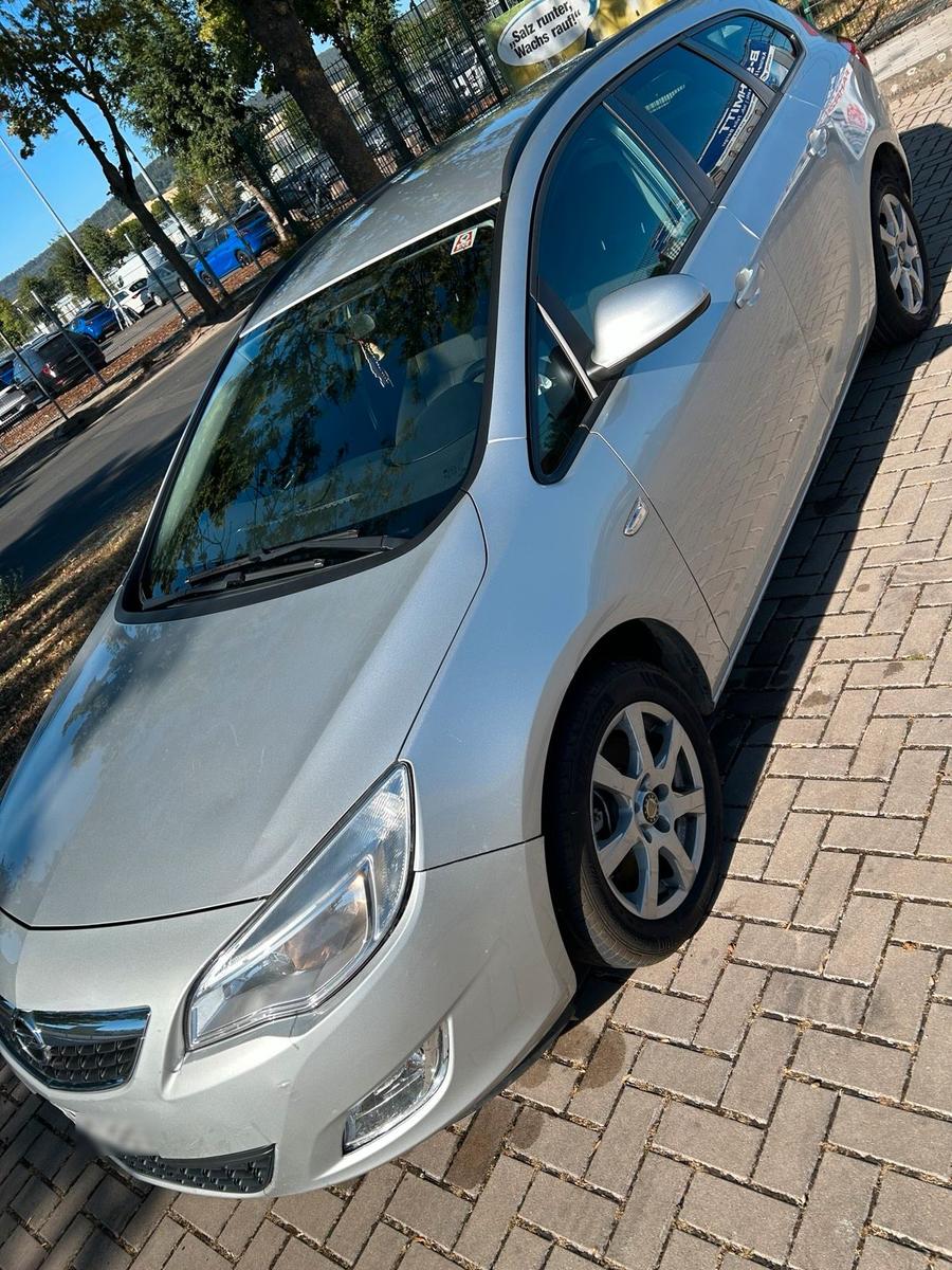 Opel Astra 2012 — rear view