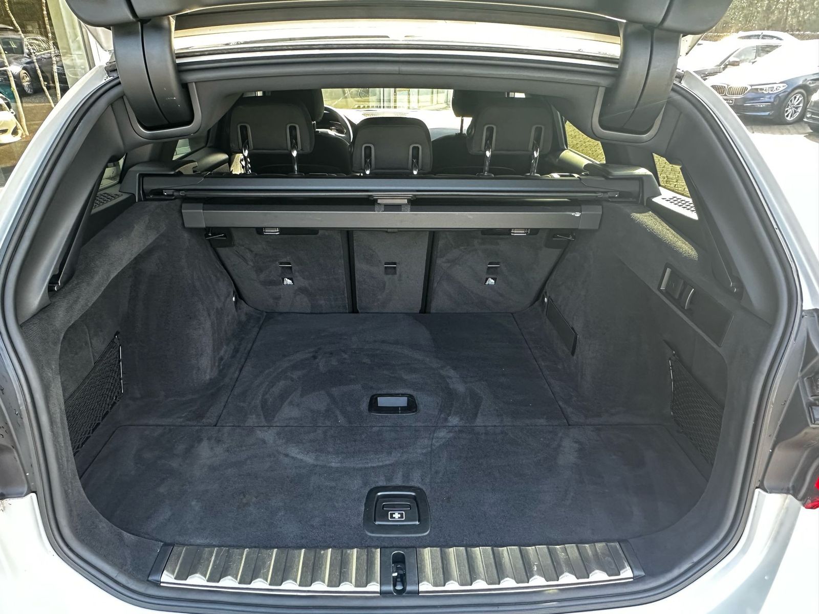 Fahrzeugabbildung BMW 318d Aut Advan Tou VIRTU+PROF+NAVI+SHZ+LED+PDC+M