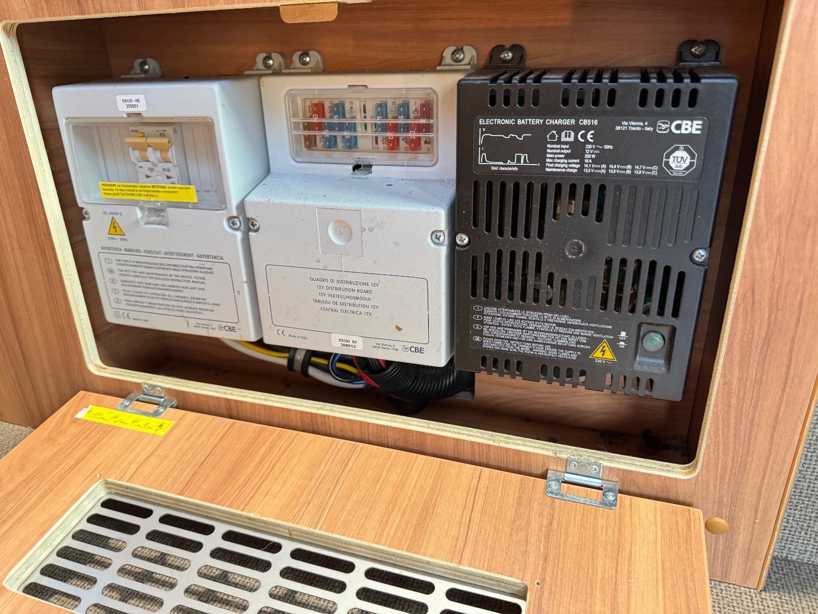 Fahrzeugabbildung Pössl SUMMIT 600 PLUS SCHWENKBAD KAMERA QUERBETT LED