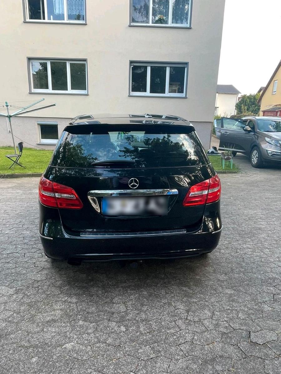 Mercedes-Benz B180 2012 — engine 109 HP (80kW)