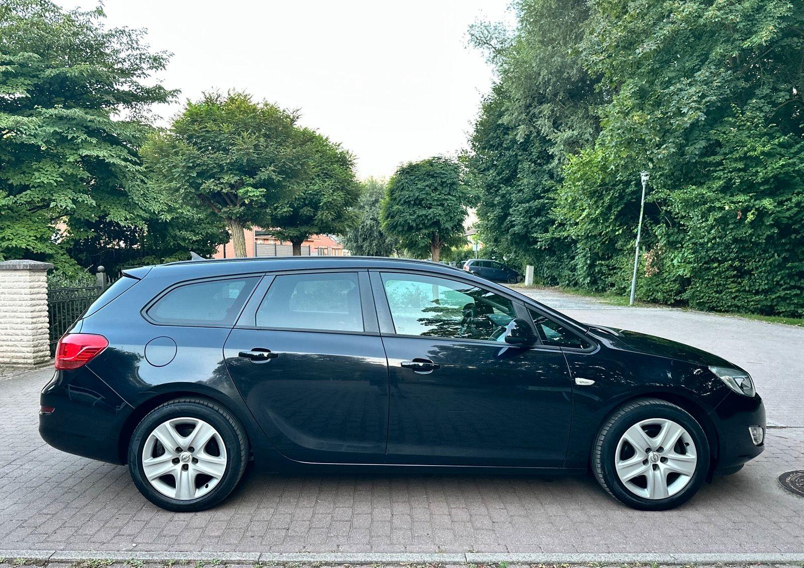 Opel Astra 2011 — photo 7
