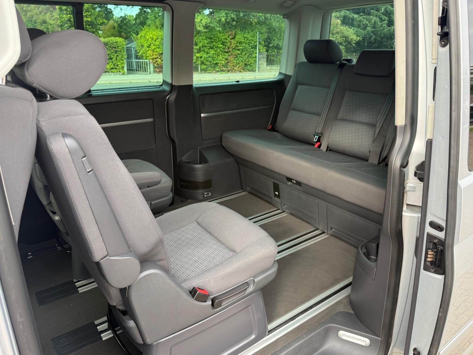 Volkswagen T5 Multivan Comfortline 2.5 TDI 5 cyl. 174 ch BVM / 7 places / Chauffage auxiliaire / GPS / Attelage 2,5 t