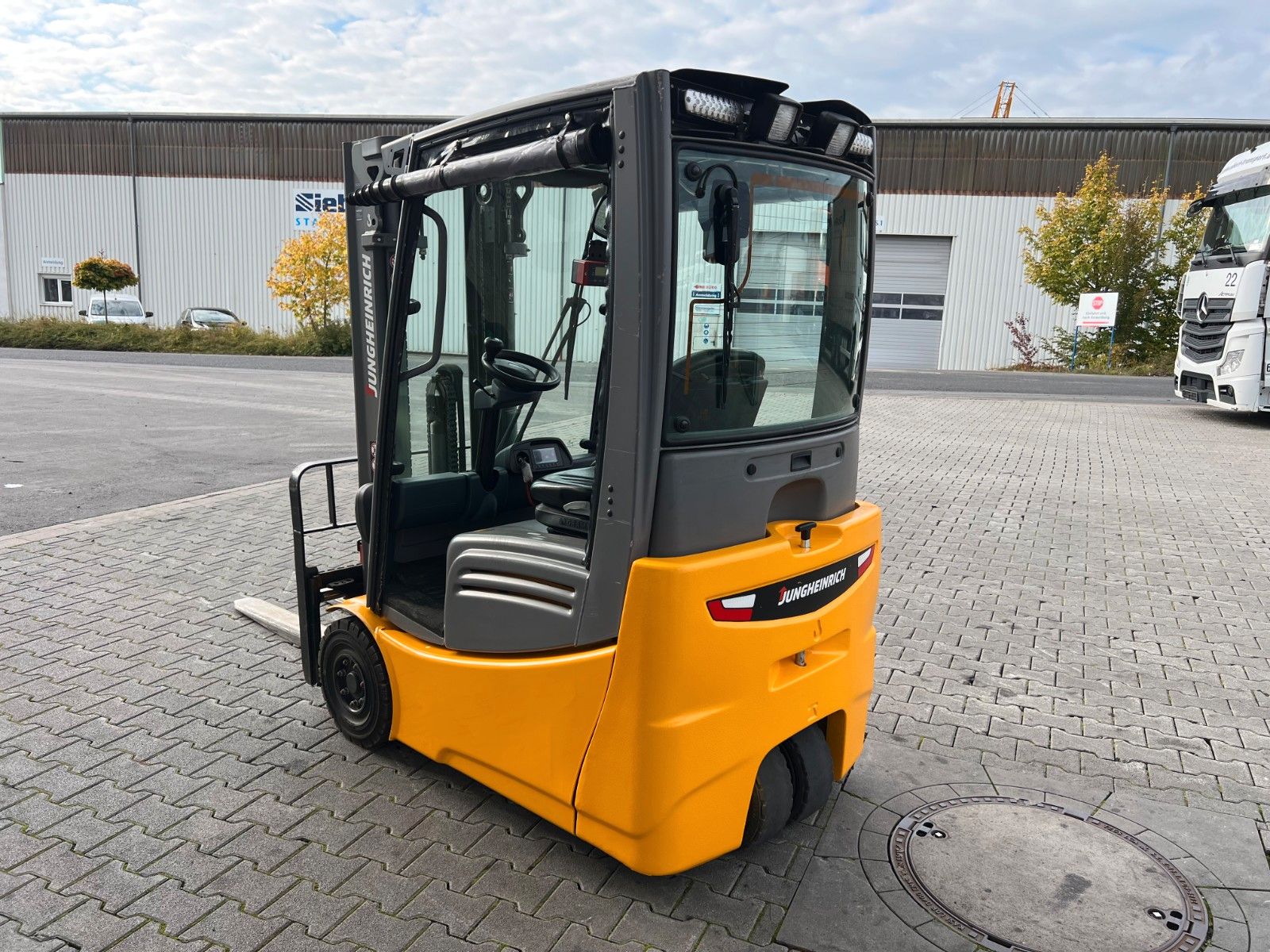 Fahrzeugabbildung Jungheinrich EFG 215 / Triplex: 4.25m! / SS / 1.573h / 2024