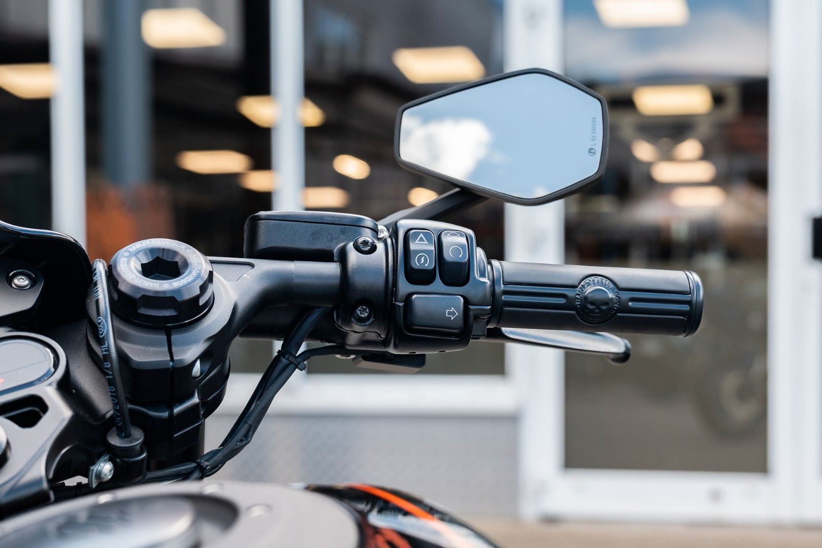 Fahrzeugabbildung Harley-Davidson FXDRS 114 CUI - KESSTECH - SEITLICHER KZH