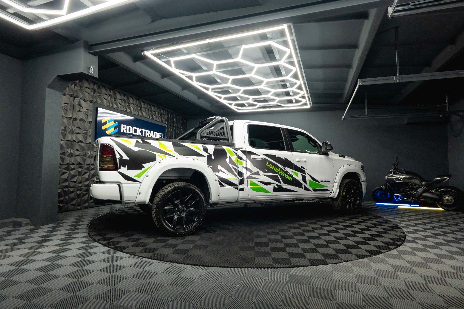 Fahrzeugabbildung Dodge RAM 5.7 V8 HEMI 4x4 OFFROAD Night-Paket LONGBED