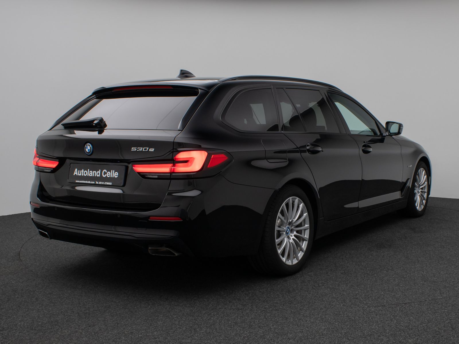 Fahrzeugabbildung BMW 530e Panorama DAB HiFi CockPitPro Alarm PDC LED