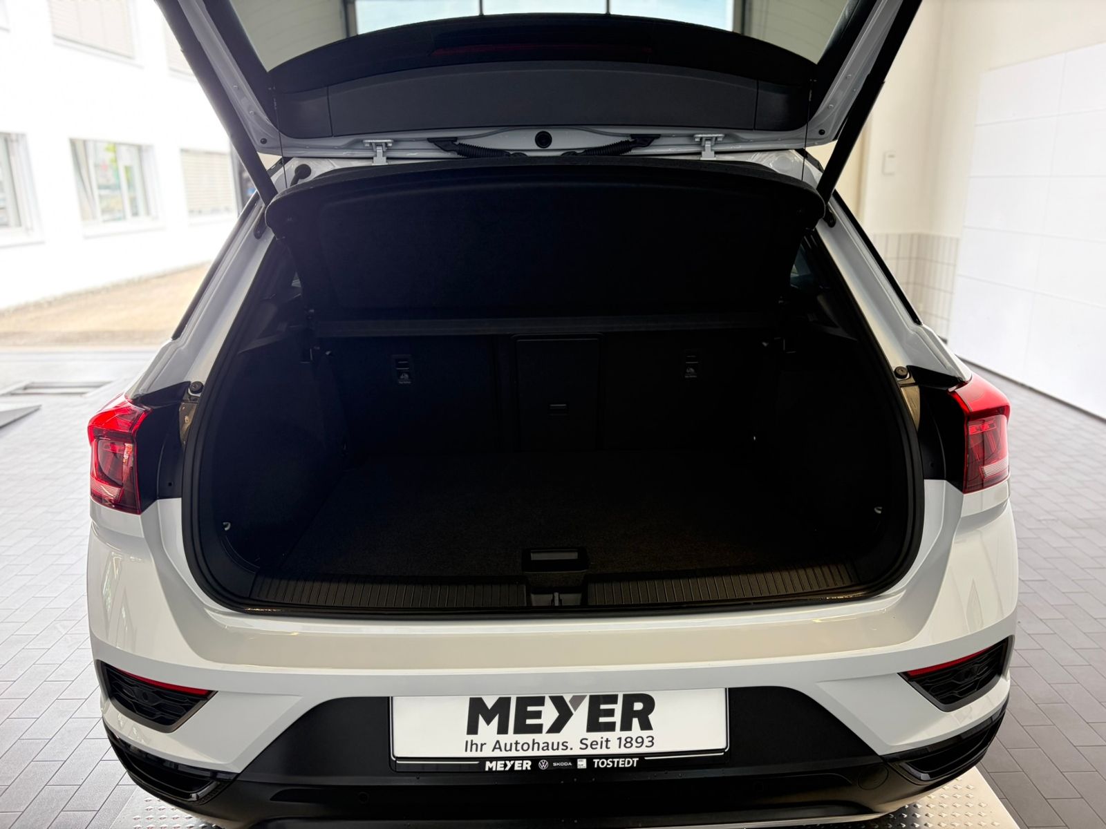 Fahrzeugabbildung Volkswagen T-Roc Sport 1.5 TSI DSG *BlackStyle,LED,ACC,Navi