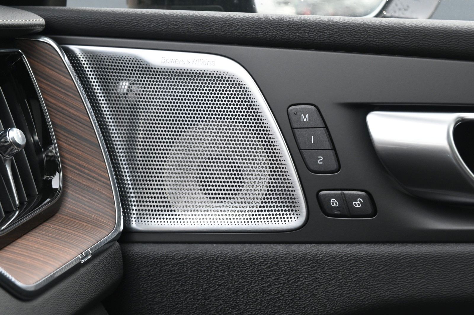 Fahrzeugabbildung Volvo XC60 B4D AWD Ultimate Dark*STDHZG*B&W*LUFT*ACC