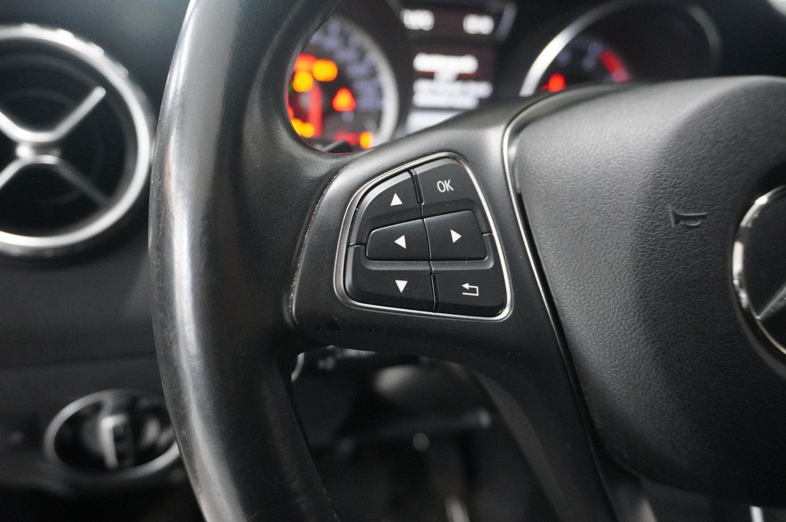 Fahrzeugabbildung Mercedes-Benz GLA 180 STYLE 7G-DCT NAVI/BI-XENON/SHZ/KAMERA