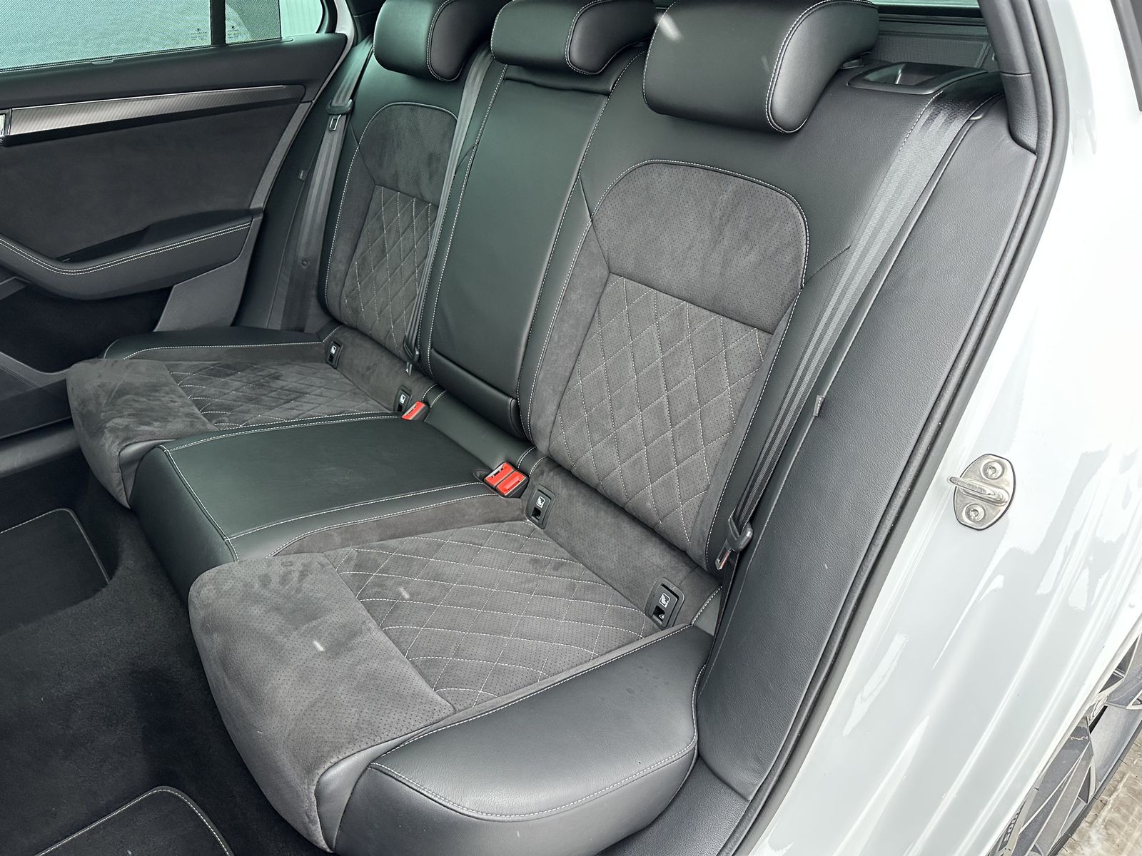 Fahrzeugabbildung SKODA Superb Combi Sportline 4x4 NAV+LED+PANO+360°+PLA