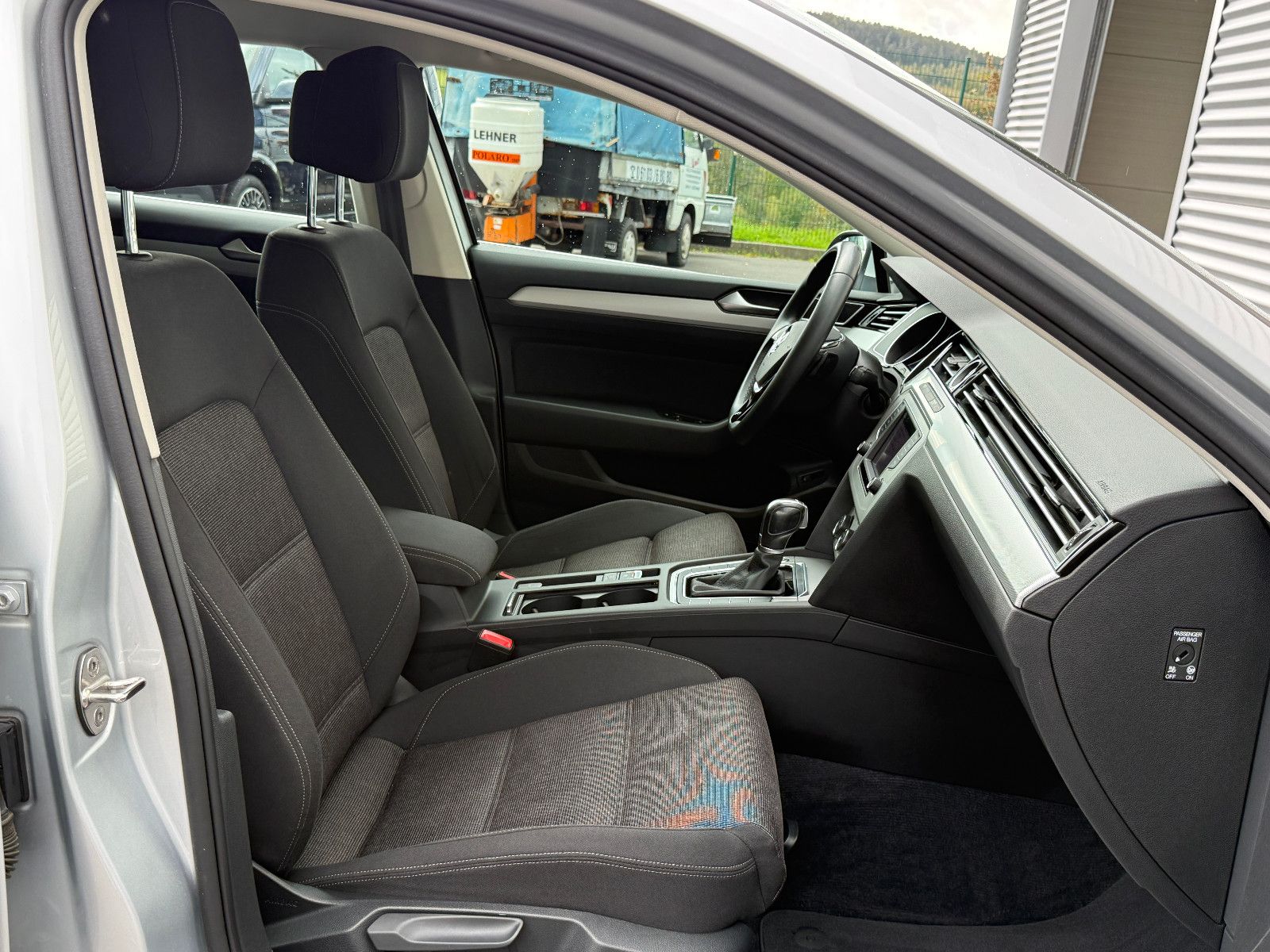 Fahrzeugabbildung Volkswagen Passat Comfortline DSG ACC Navi PDC SHZ Massage