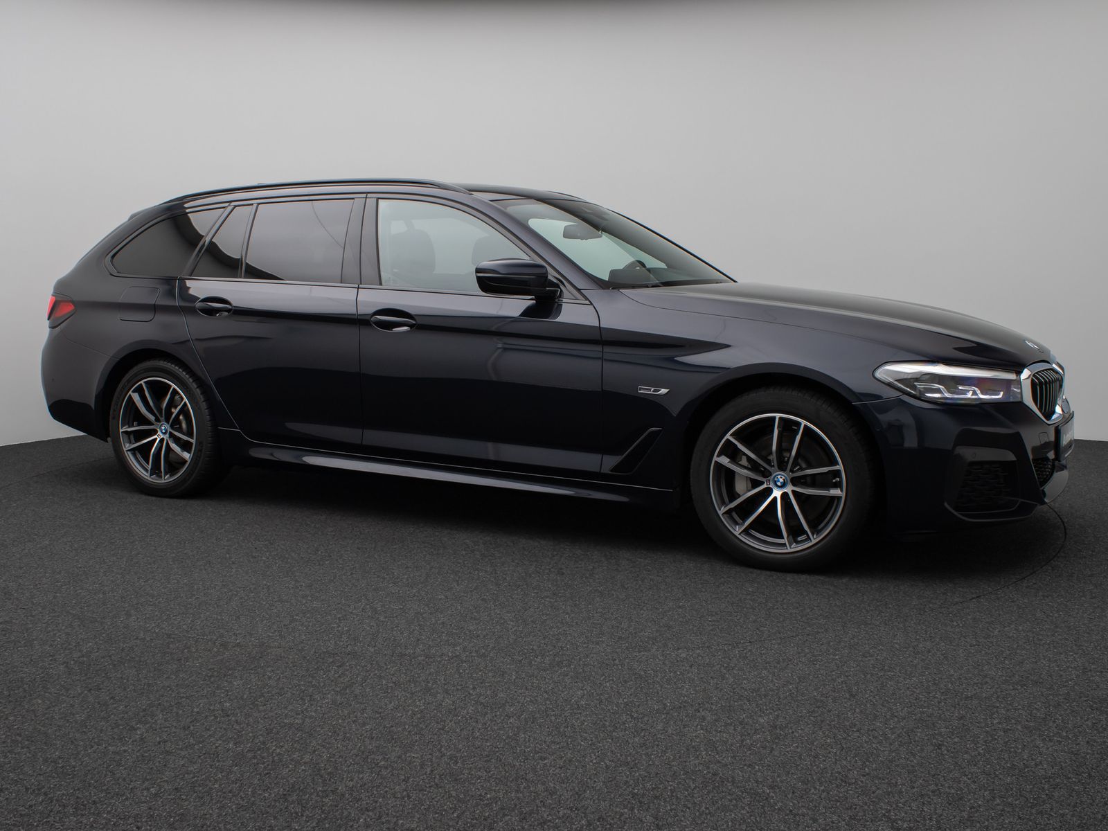 Fahrzeugabbildung BMW 530e xD M Sport Panorama Kamera HUD DAB HiFi