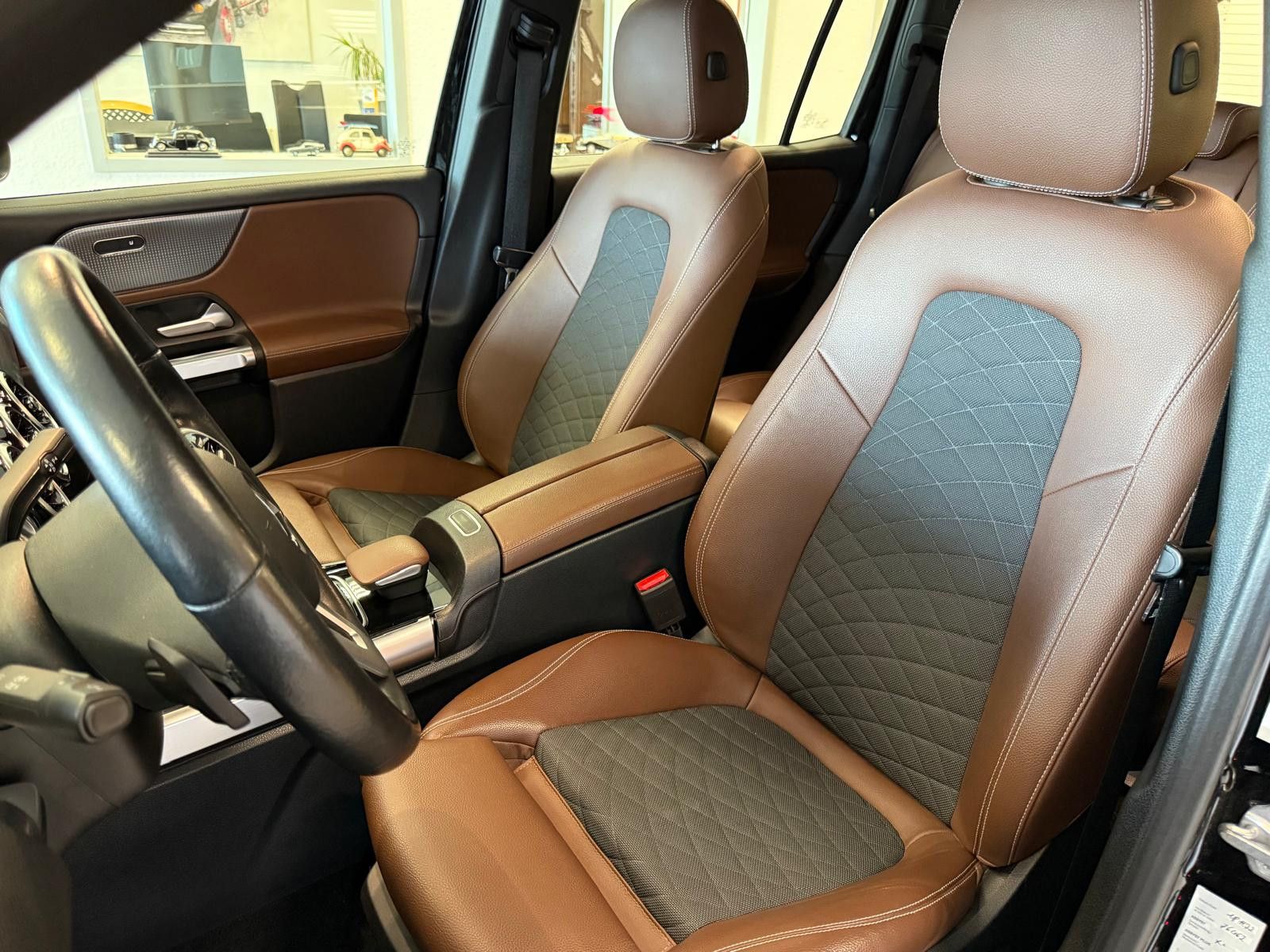 Fahrzeugabbildung Mercedes-Benz GLB 200 / SCHEKCHEFT / LED / NAVI / KAMERA