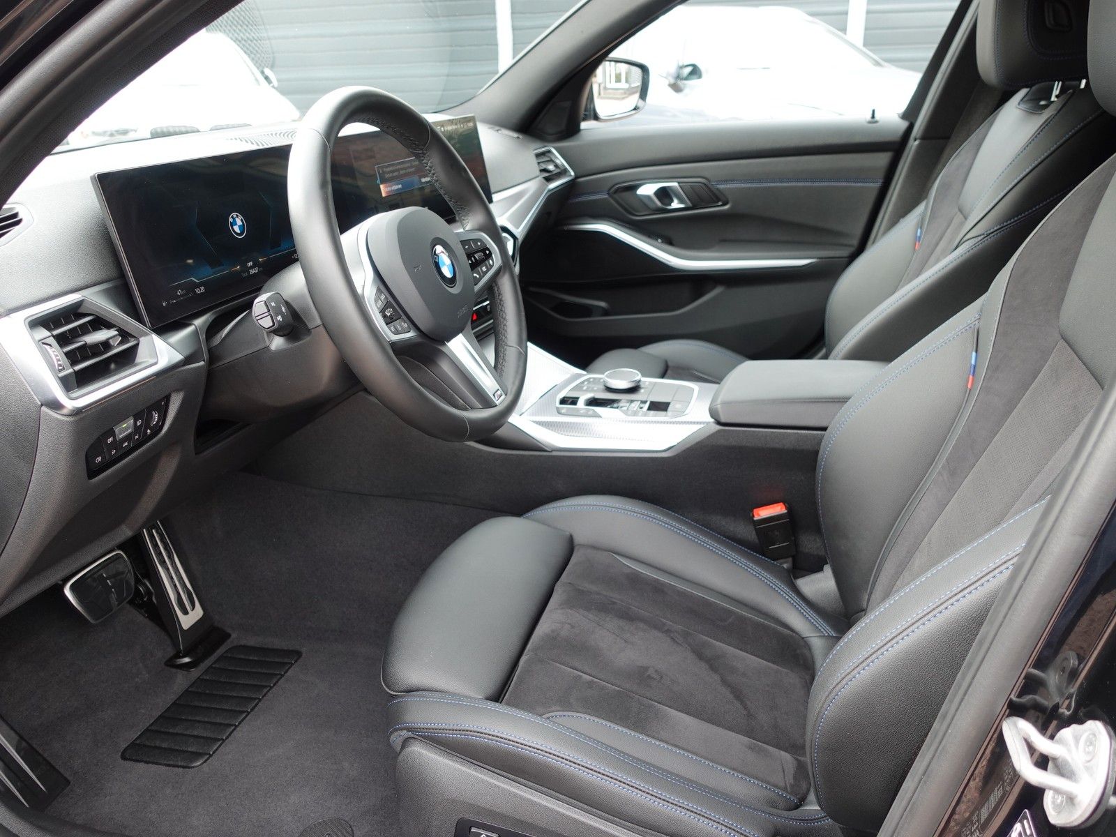 Fahrzeugabbildung BMW 318i Touring Auto M Sportpaket 18"/HiFi/LED/Navi