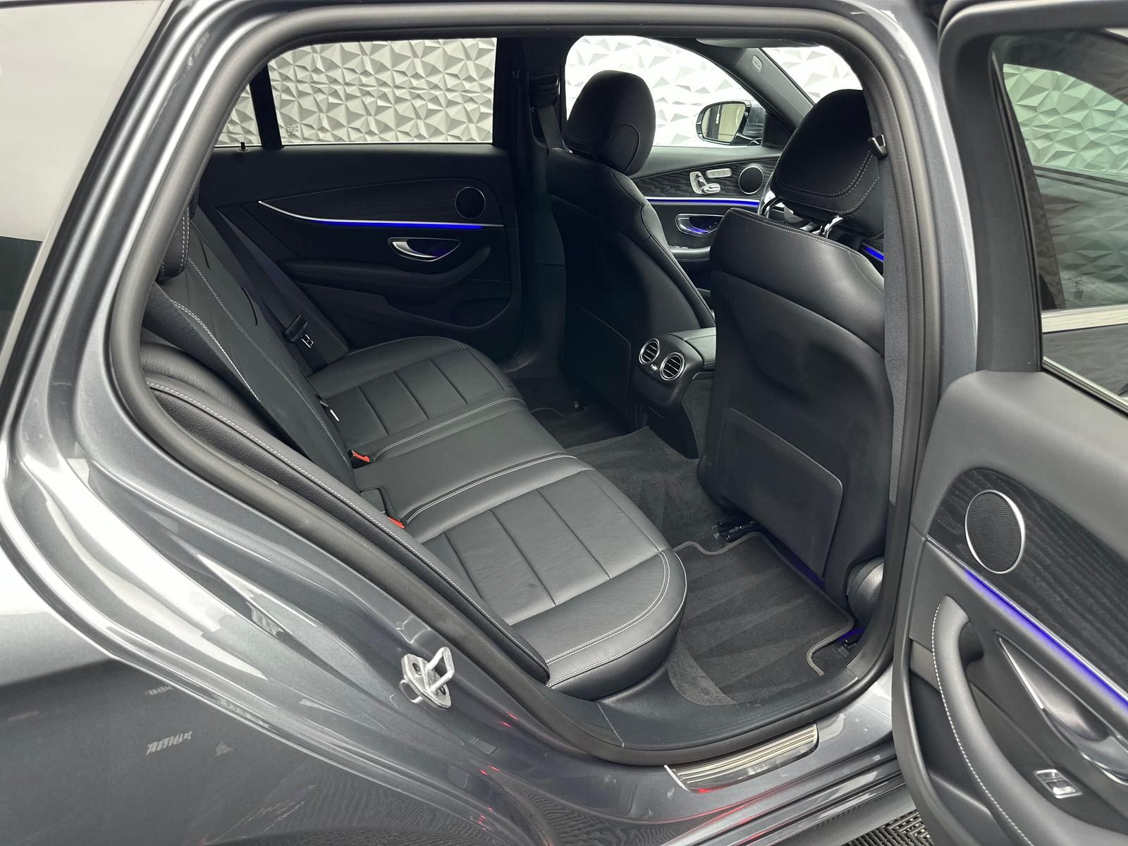 Fahrzeugabbildung Mercedes-Benz E220d AMG/MBUX/MEMORY/360°/LED/AMBIENTE/DAB/ILS+