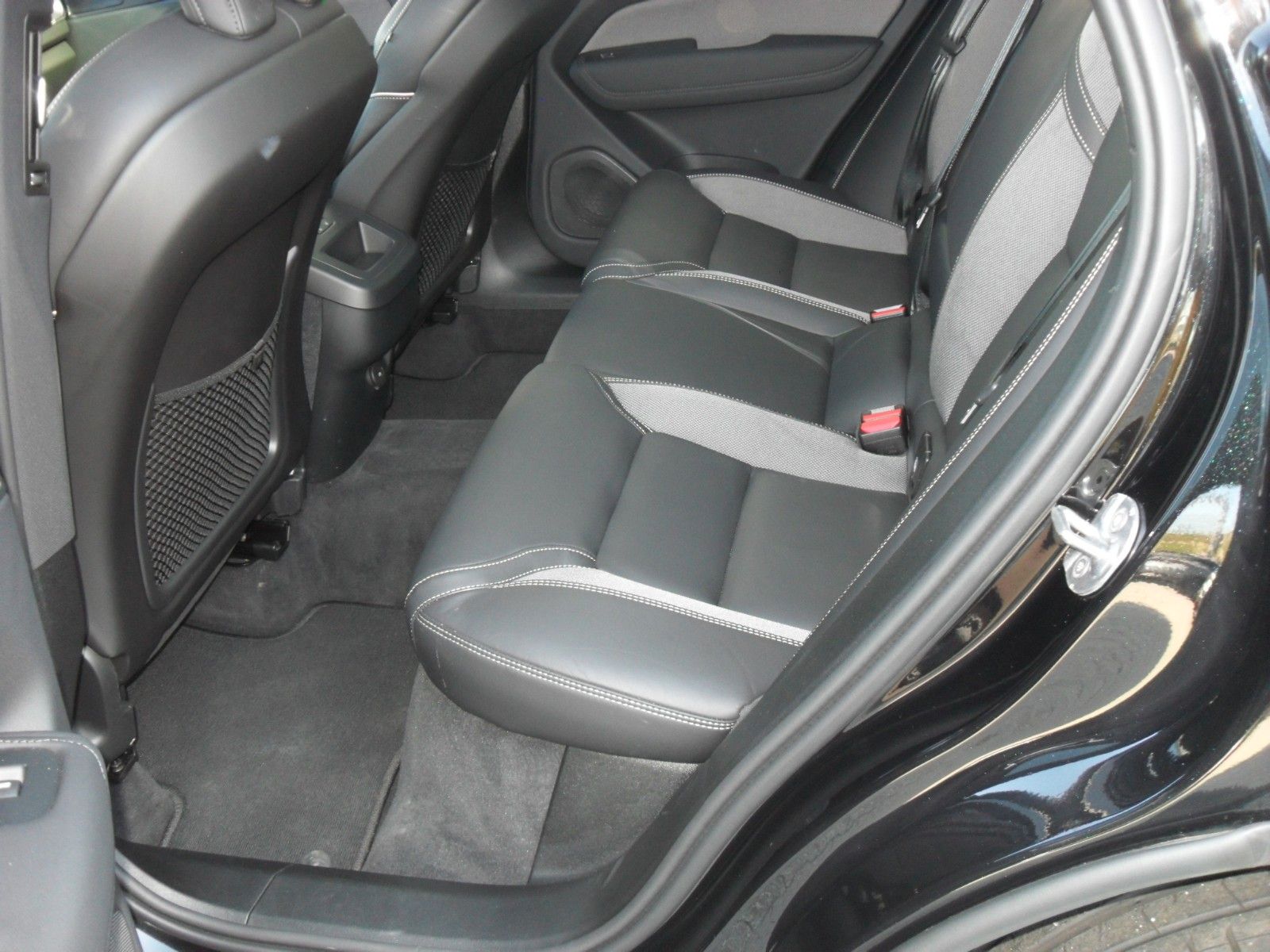 Fahrzeugabbildung Volvo XC 60 B5 Plus Black Edition AWD | Luftfederung