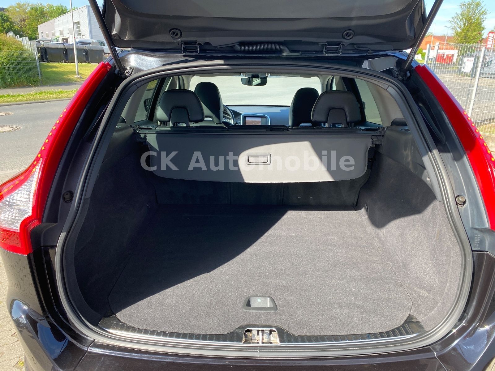 Fahrzeugabbildung Volvo XC60 D3 Summum 2WD/Navi/Leder/Bi-Xenon/PDC/AHK