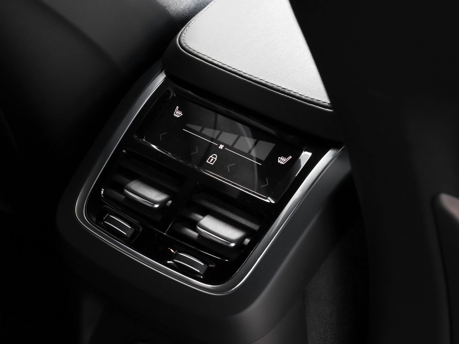 Volvo XC90 Plus Dark Recharge Plug-In Hybrid AWD foto 9