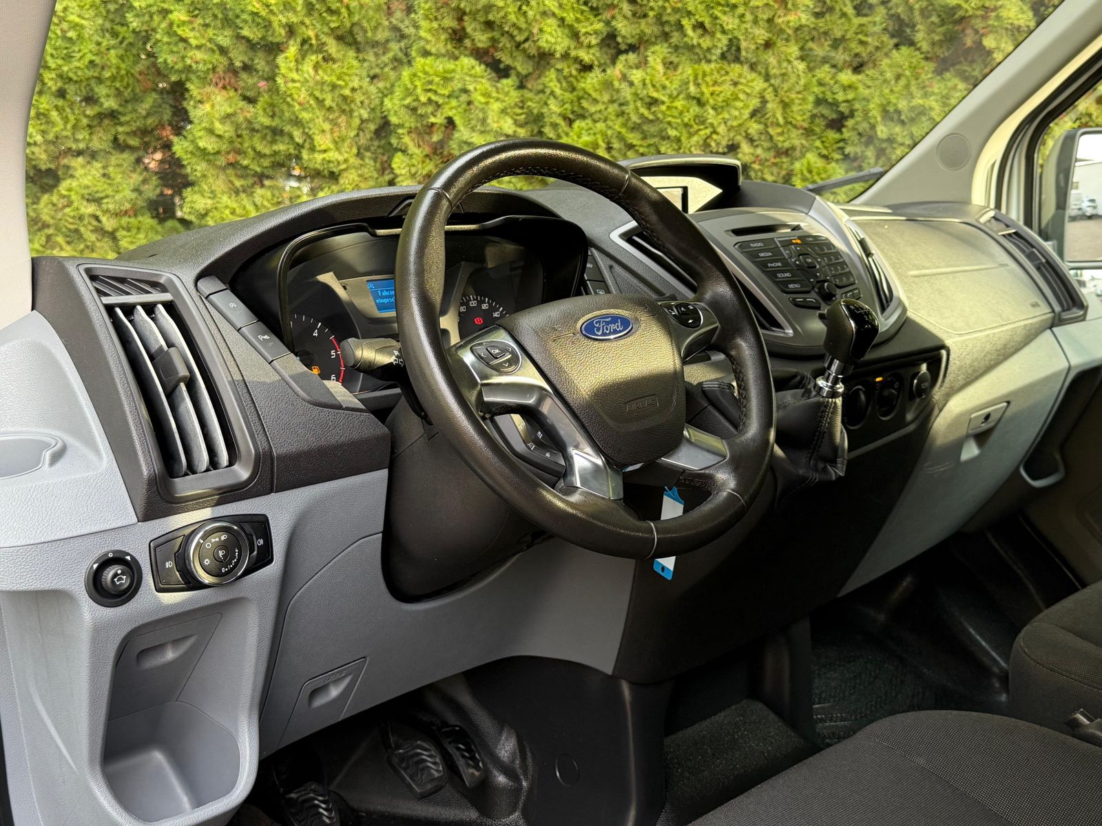 Fahrzeugabbildung Ford Transit 2.0TDCi 350 L3H3 9-Sitz+ROLLSTUHLRAMPE+