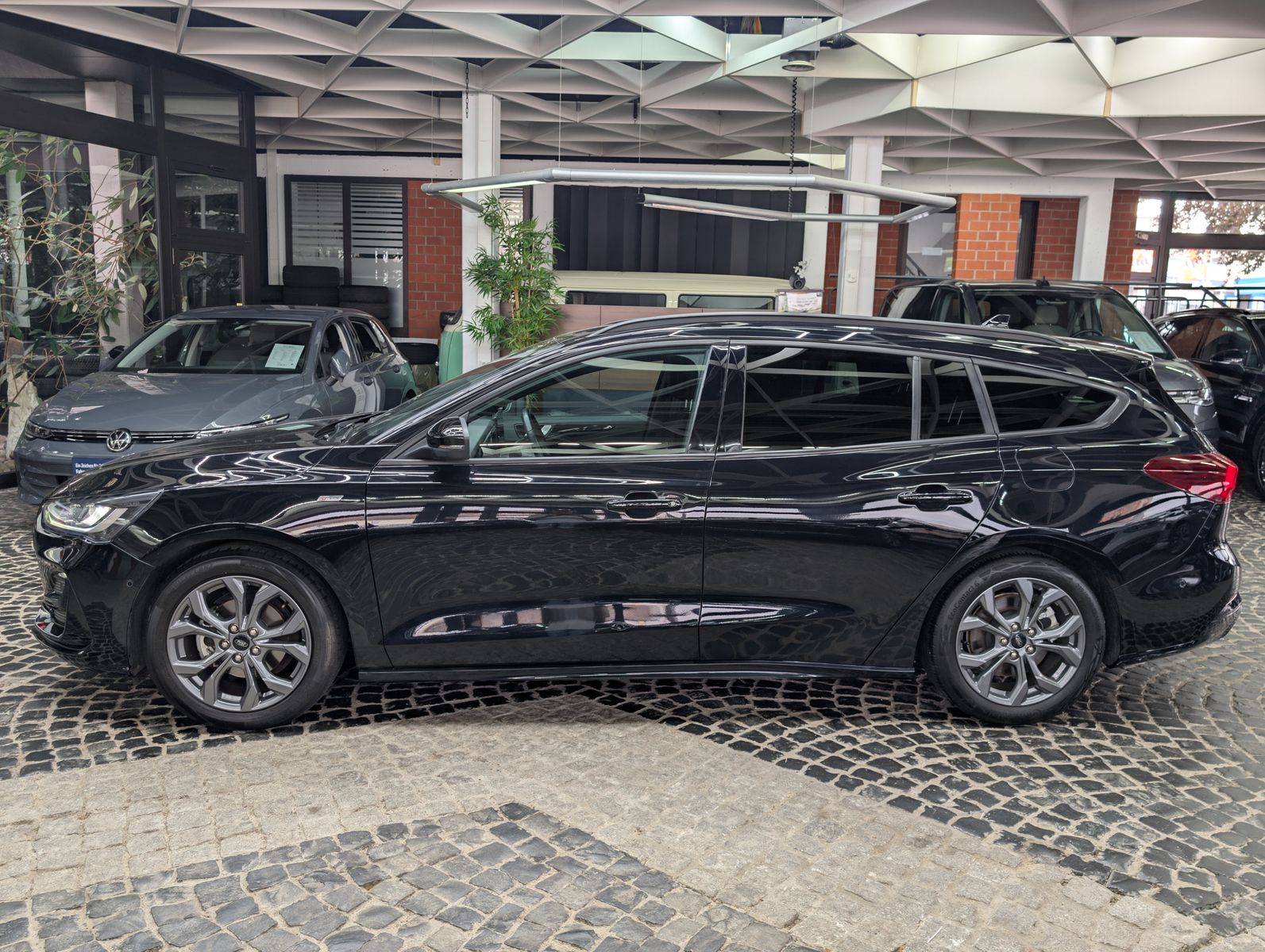 Fahrzeugabbildung Ford Focus 1.0 EB ST-Line ACC LED KAM WINTER Styling
