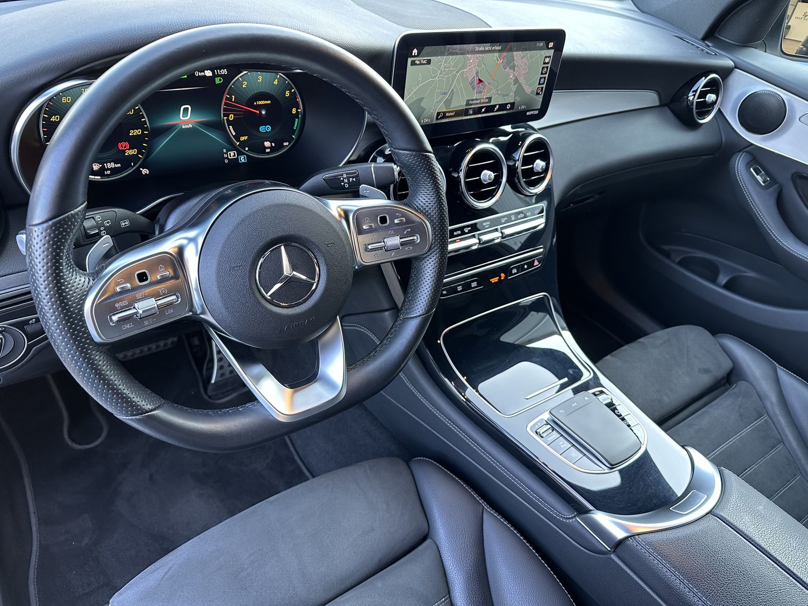 Fahrzeugabbildung Mercedes-Benz GLC 300de 4M AMG-Line NAV+LED+AHK+KAMERA+CARPLAY