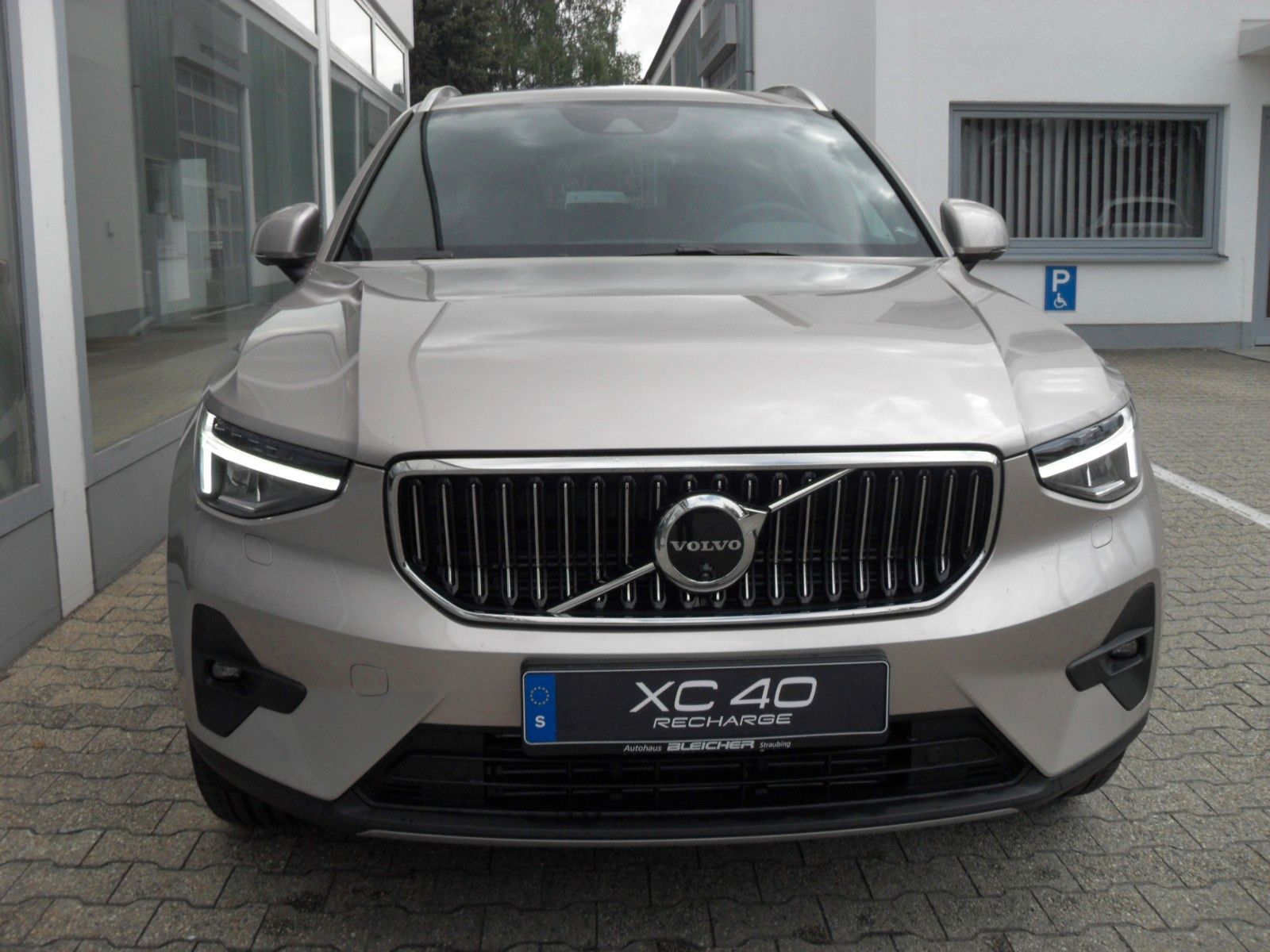 Fahrzeugabbildung Volvo XC40 T5 Plus Bright Plug-In Hybrid  | 360°