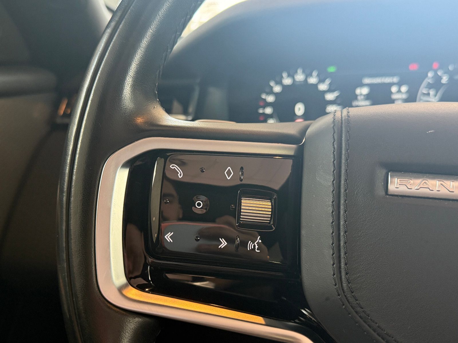 Fahrzeugabbildung Land Rover Range Rover Velar Hybrid S P400e /PANO/MERIDIAN/