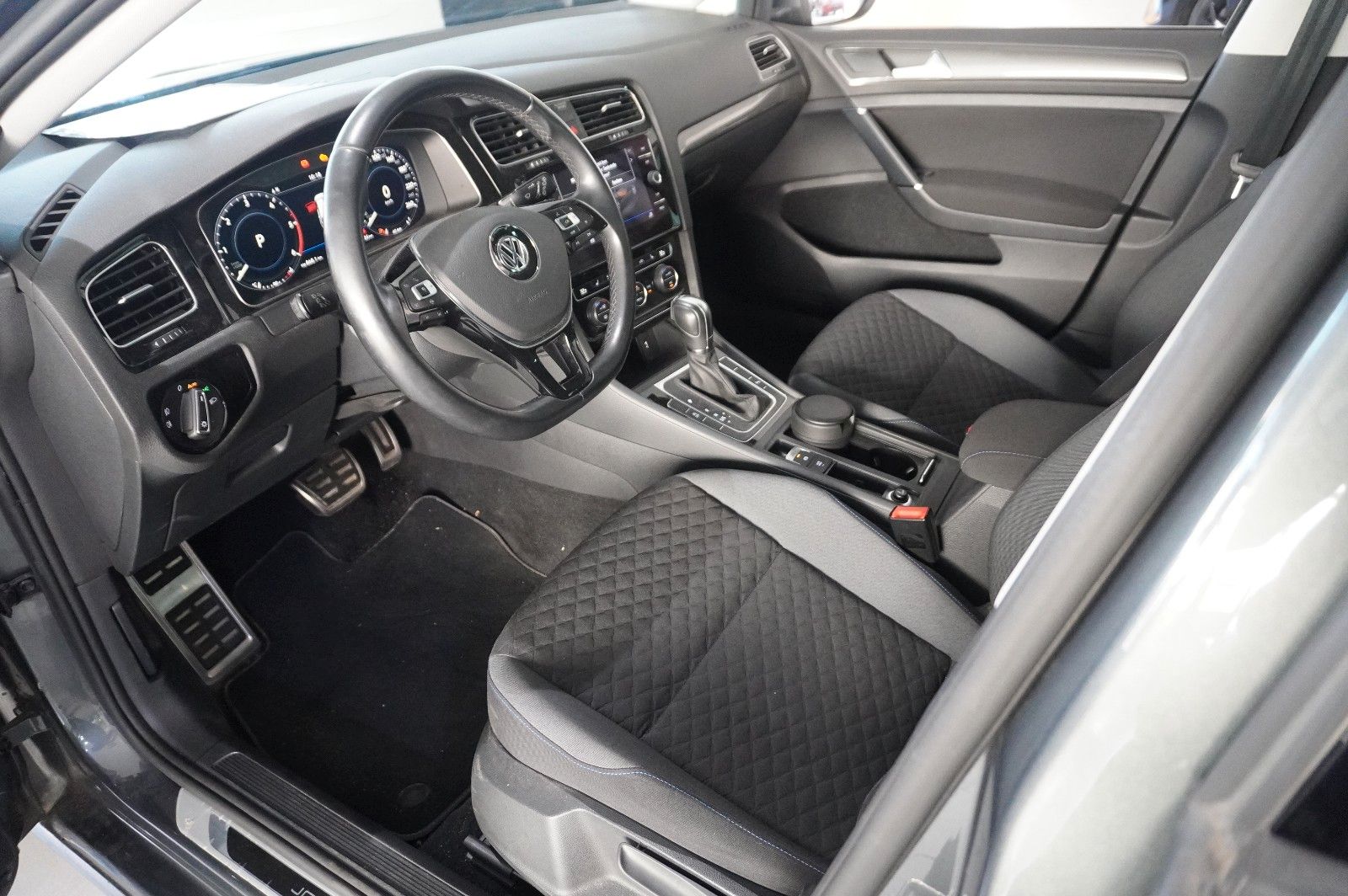 Fahrzeugabbildung Volkswagen Golf VII Lim. 2.0D JOIN NAVI/LED/KAMERA/DYNA./SH
