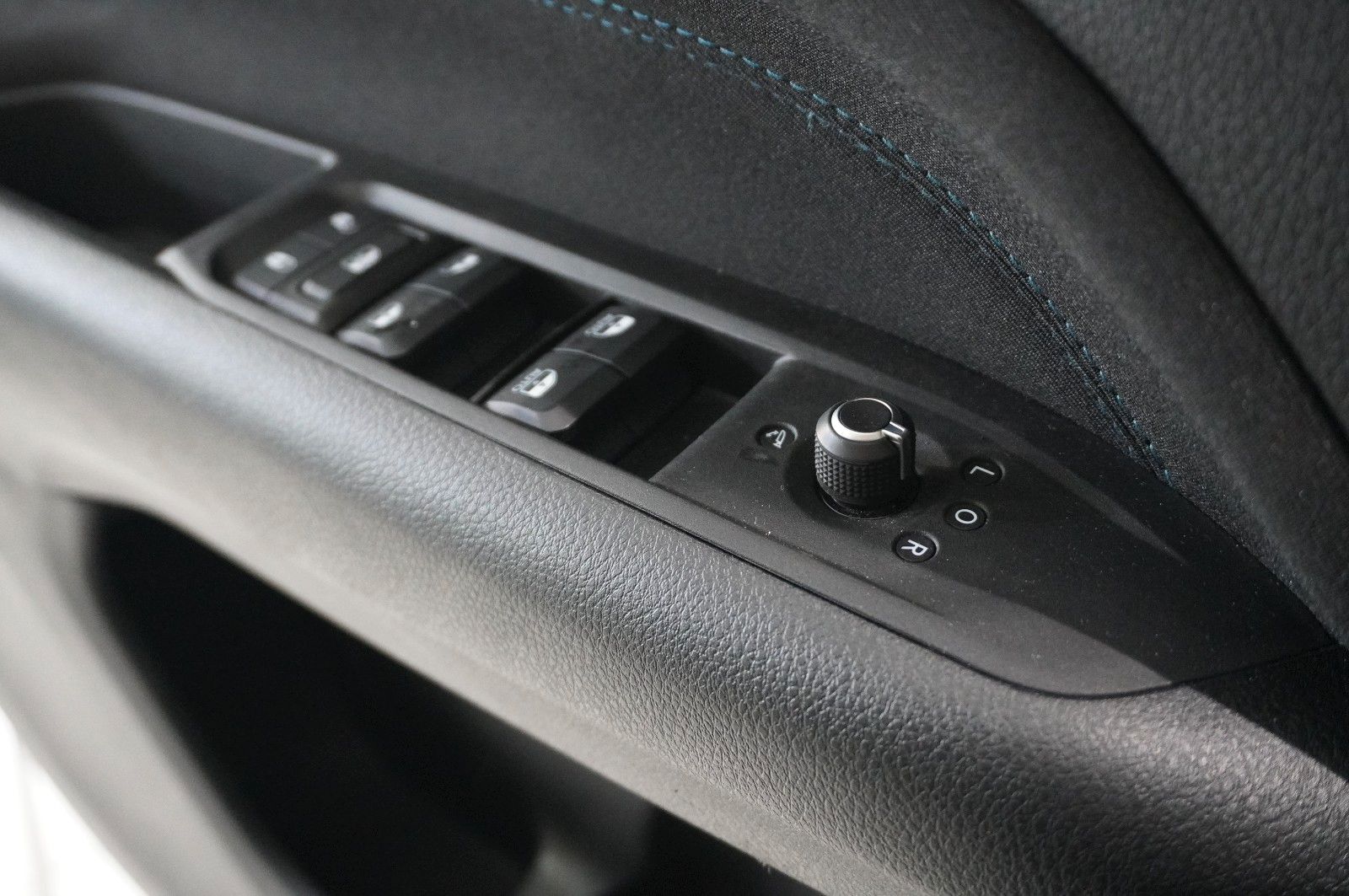 Fahrzeugabbildung Jeep Compass 1.3 4X4 HYBRID NAVI/LED/KAMERA/VIRTU/DAB