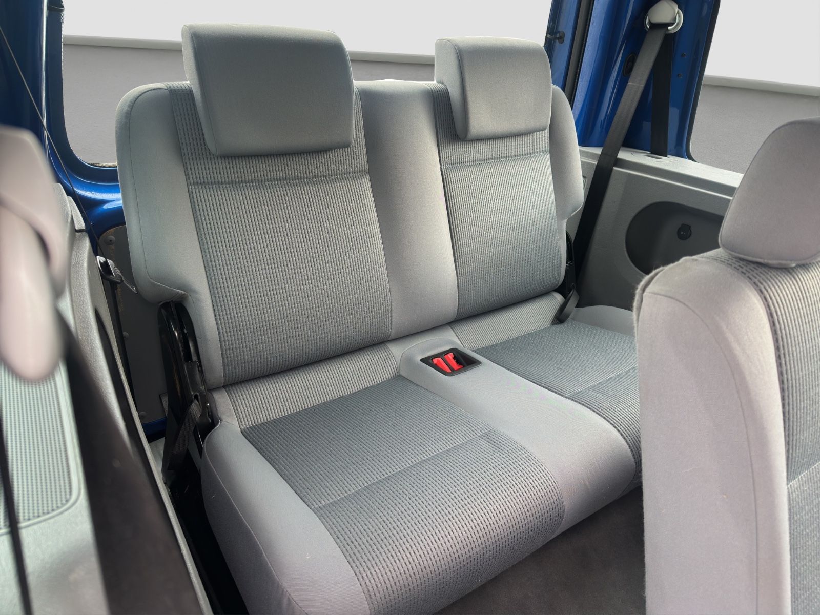 Fahrzeugabbildung Volkswagen Caddy Life/Klima/7-Sitzer/TÜV-07.2027/