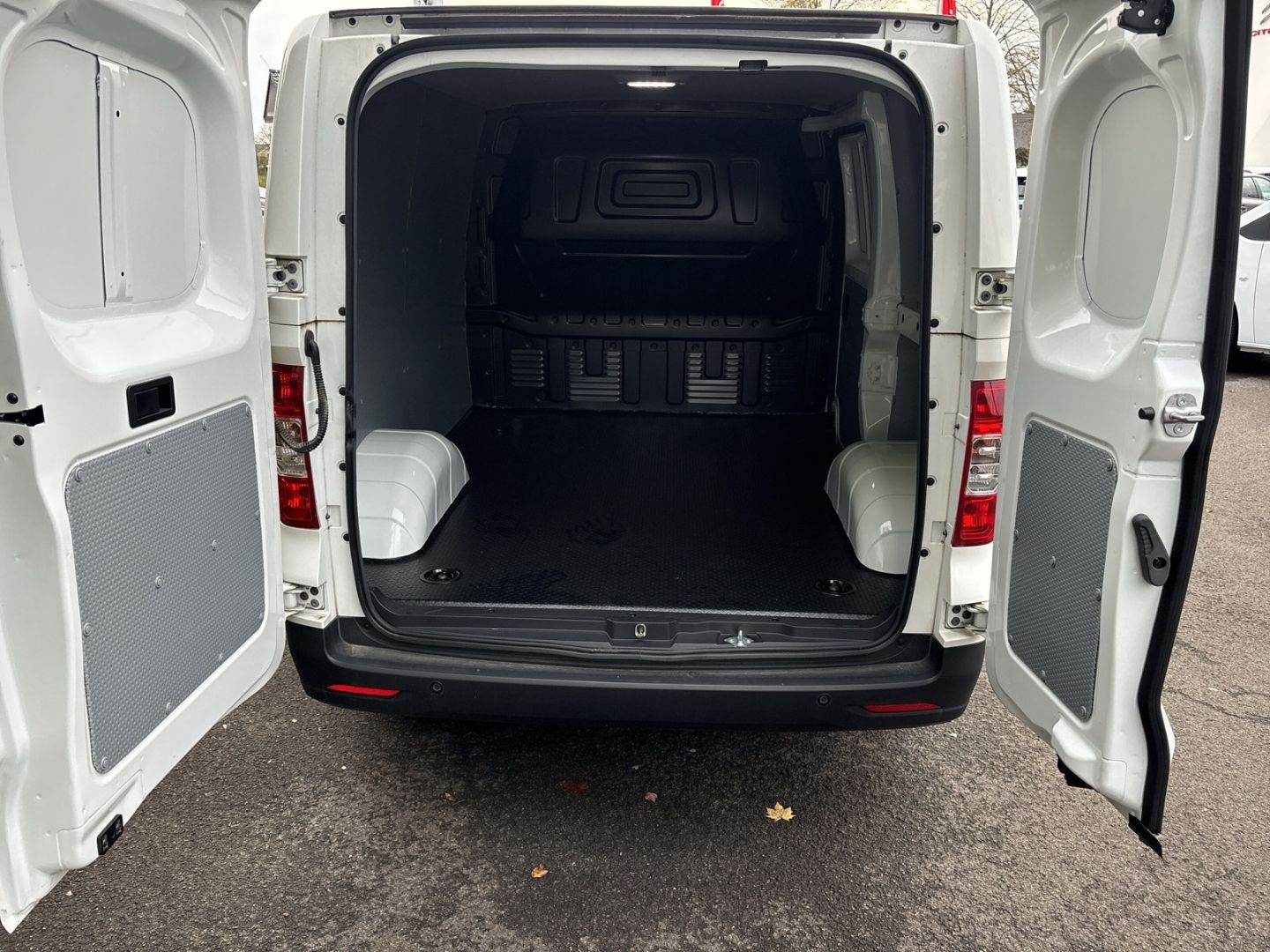 Fahrzeugabbildung Maxus eDeliver3 L1 50KWH LED Rückfahrkam. Temp Tel.