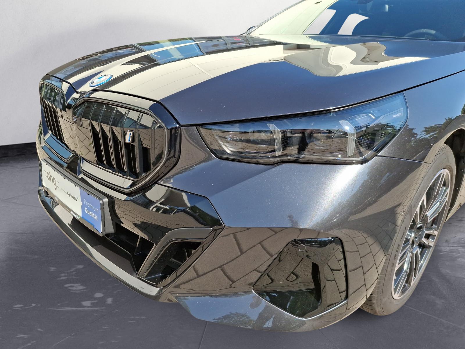 BMW i5 xDrive40 Touring M Sportpaket Pro AHK Driving