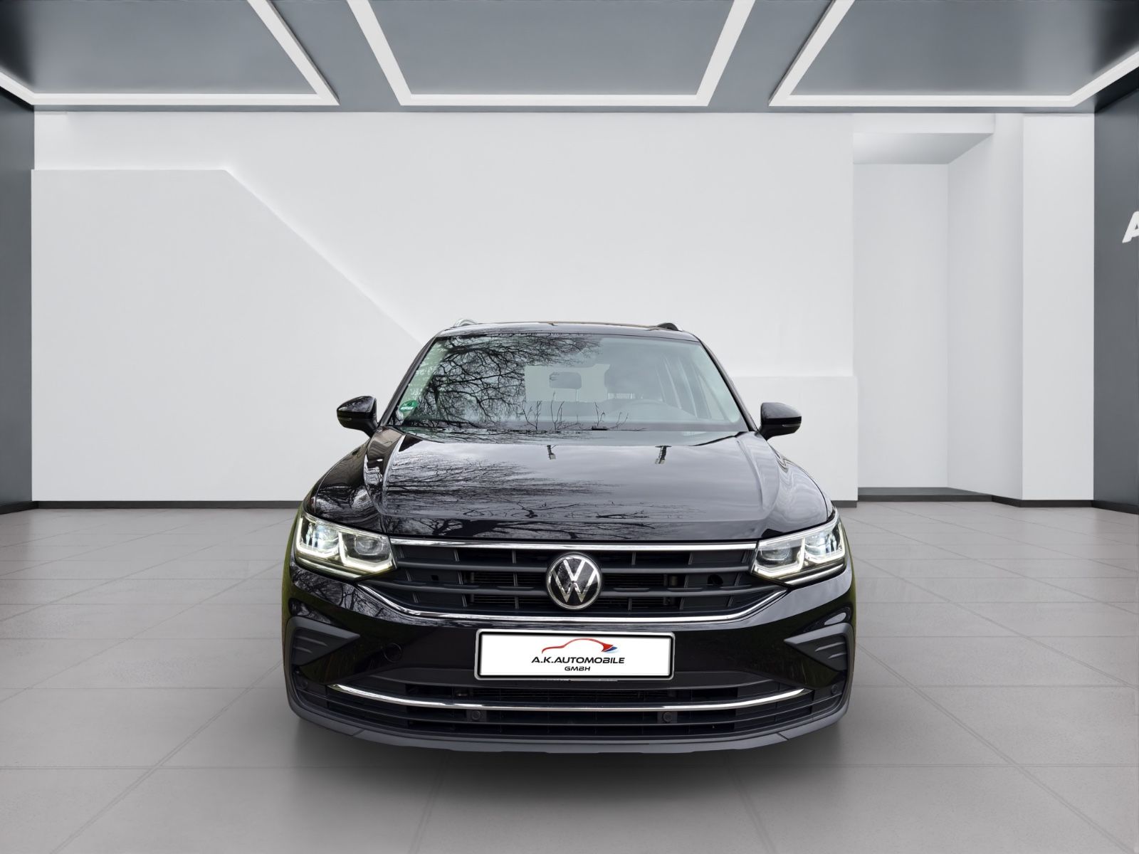 Volkswagen Tiguan - 1