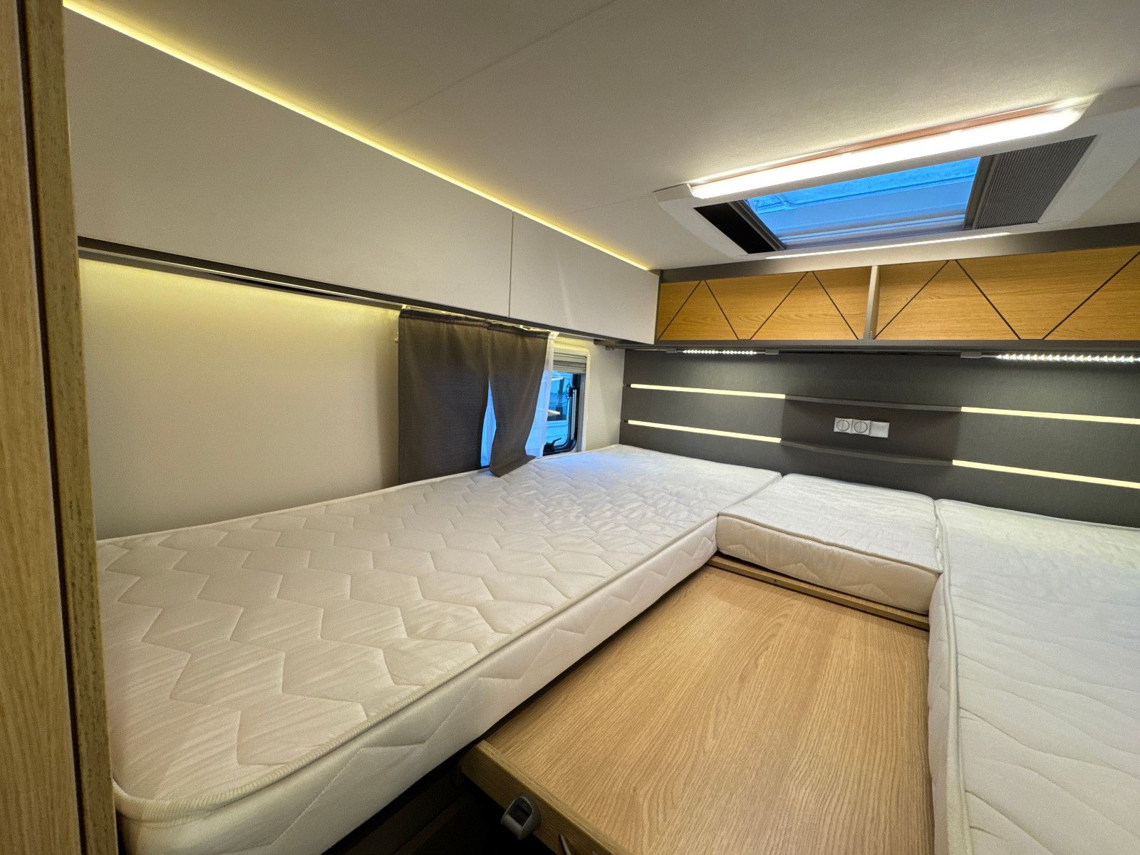 Fahrzeugabbildung LMC TOURER LIFT H 730 G DACHKLIMA SAT SKYROOF HUBBET