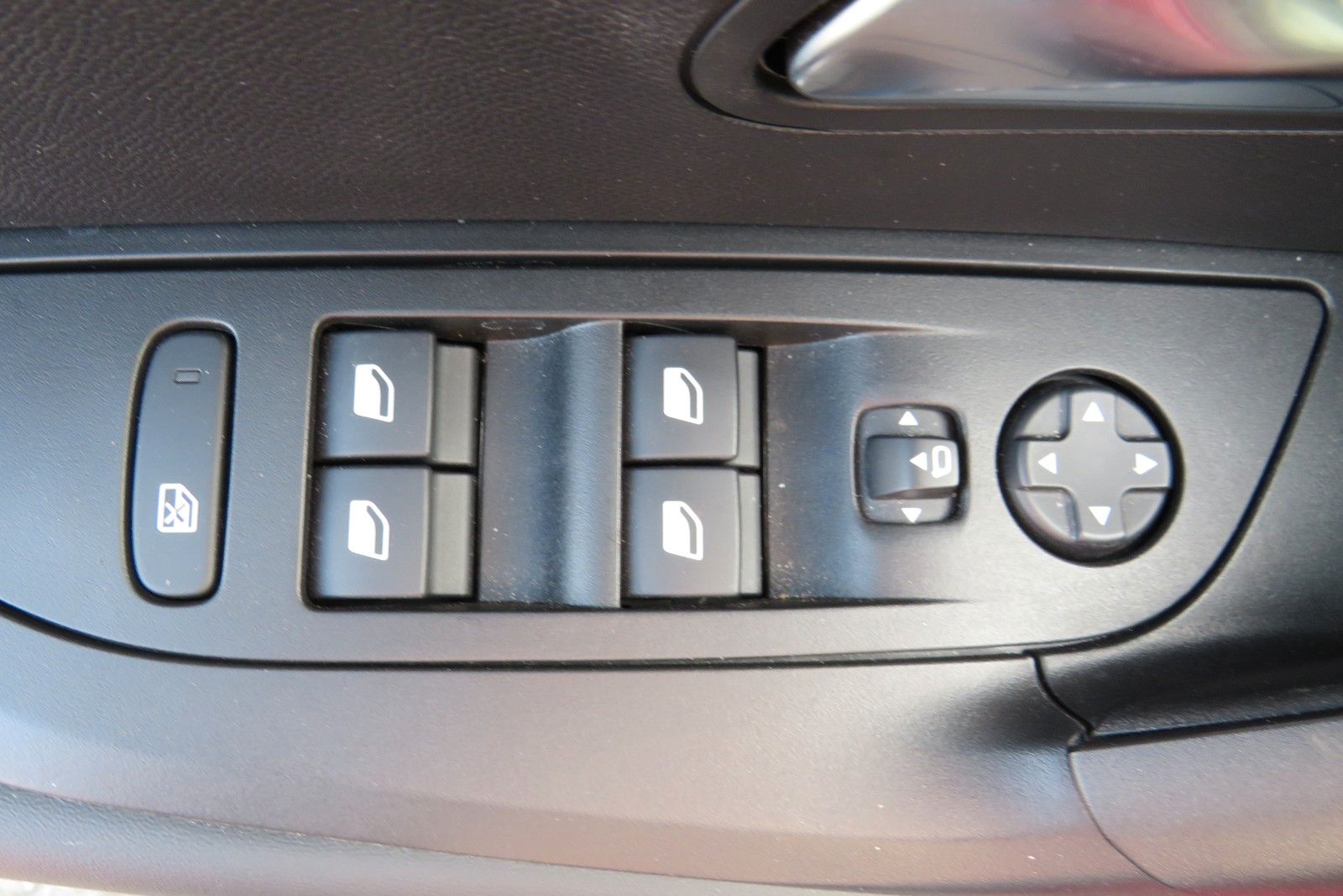 Fahrzeugabbildung Peugeot 2008 e- ALLURE NAVI GRA APP-CON SITZH. PDC 1.HD