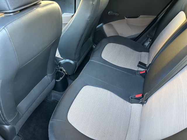 Fahrzeugabbildung Hyundai i10 +NaviZB+AllwetterRäder+Klima+Servo+USB