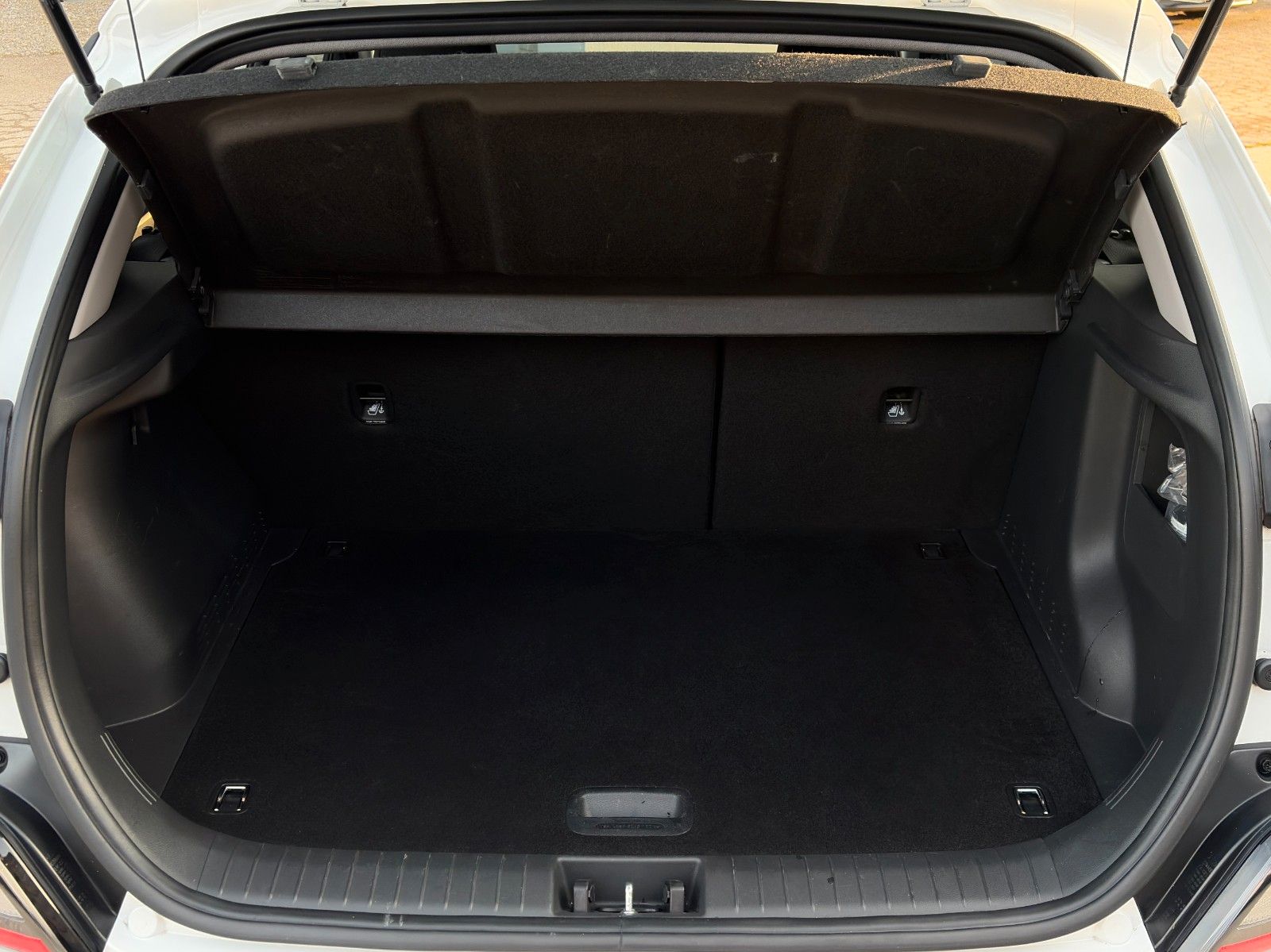 Fahrzeugabbildung Hyundai Kona Elektro Select 2WD CarPlay SHZ LHZ ACC