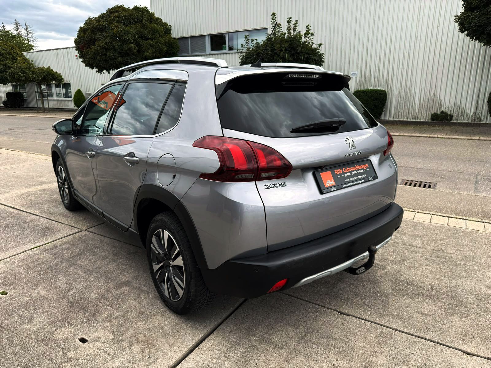 Fahrzeugabbildung Peugeot 2008 Allure 1.2 Auto. KAM PDC SHZ PANO NAV TEMP