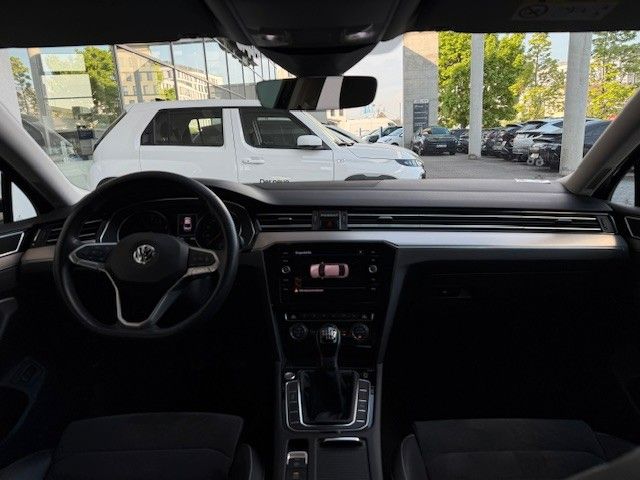 Fahrzeugabbildung Volkswagen Passat lim. Elegance 1.5l 150PS Navi/PDC/LED!