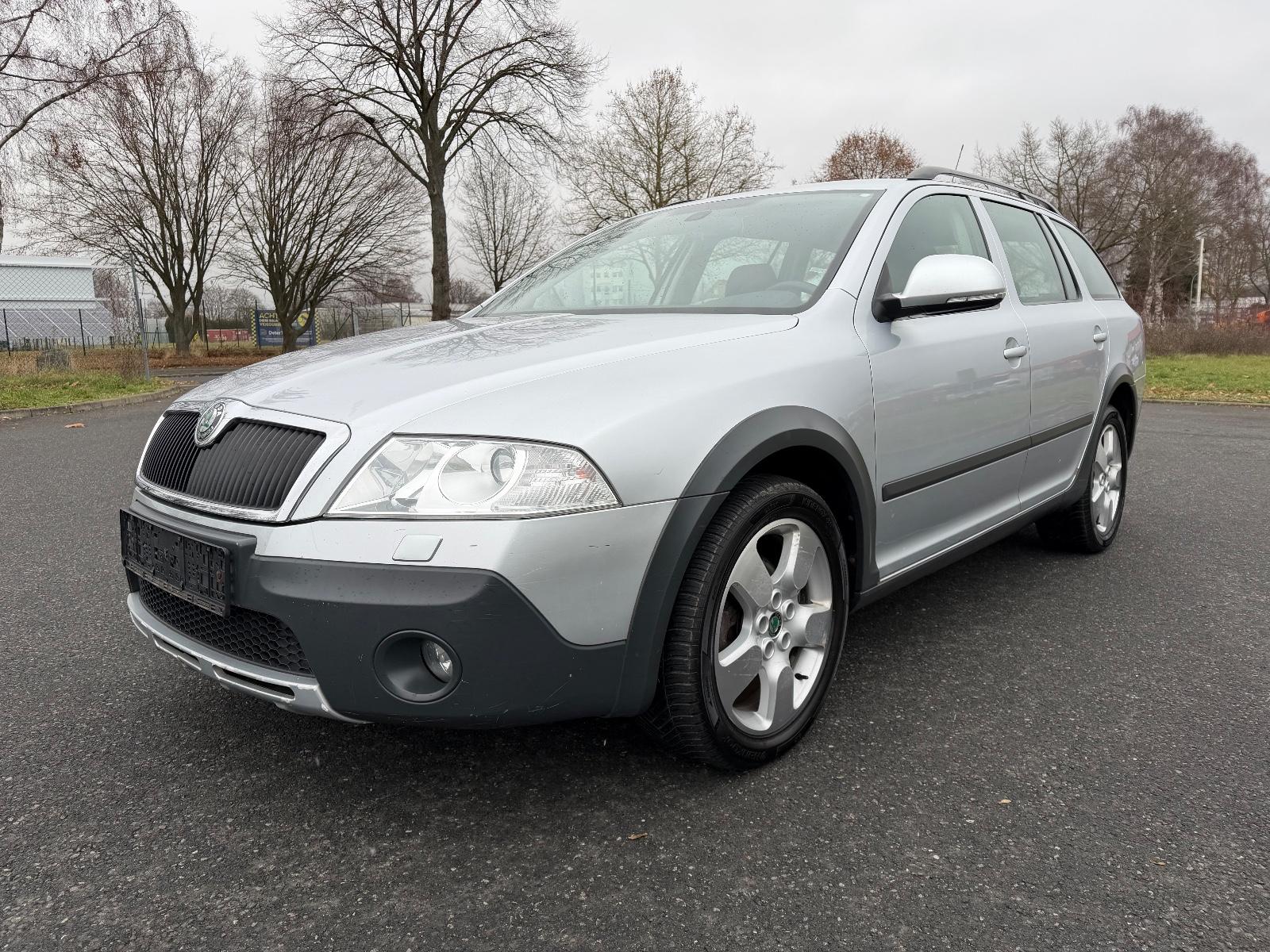 Skoda Octavia Combi Scout 4X4 Xenon Sitz AHK Tüv-Neu