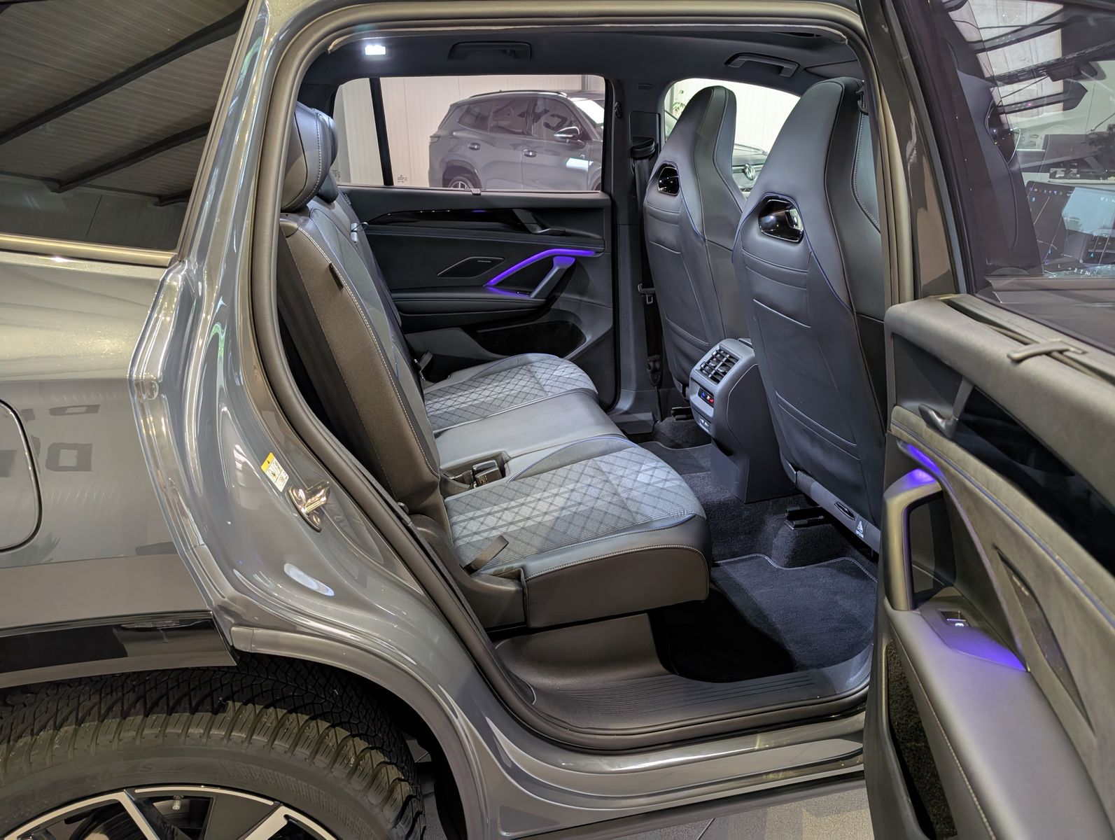 Fahrzeugabbildung Volkswagen Tayron 2.0TDI 4M R-Line 7-Sitz 360° H/K Pano AHK