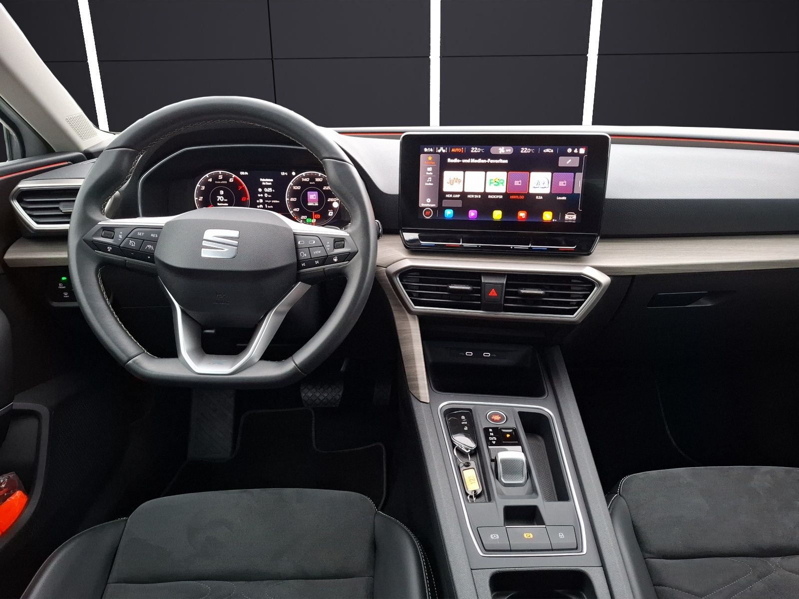 Fahrzeugabbildung SEAT Leon TSI Xcellence DSG LED AHK Navi ACC Park-Aas