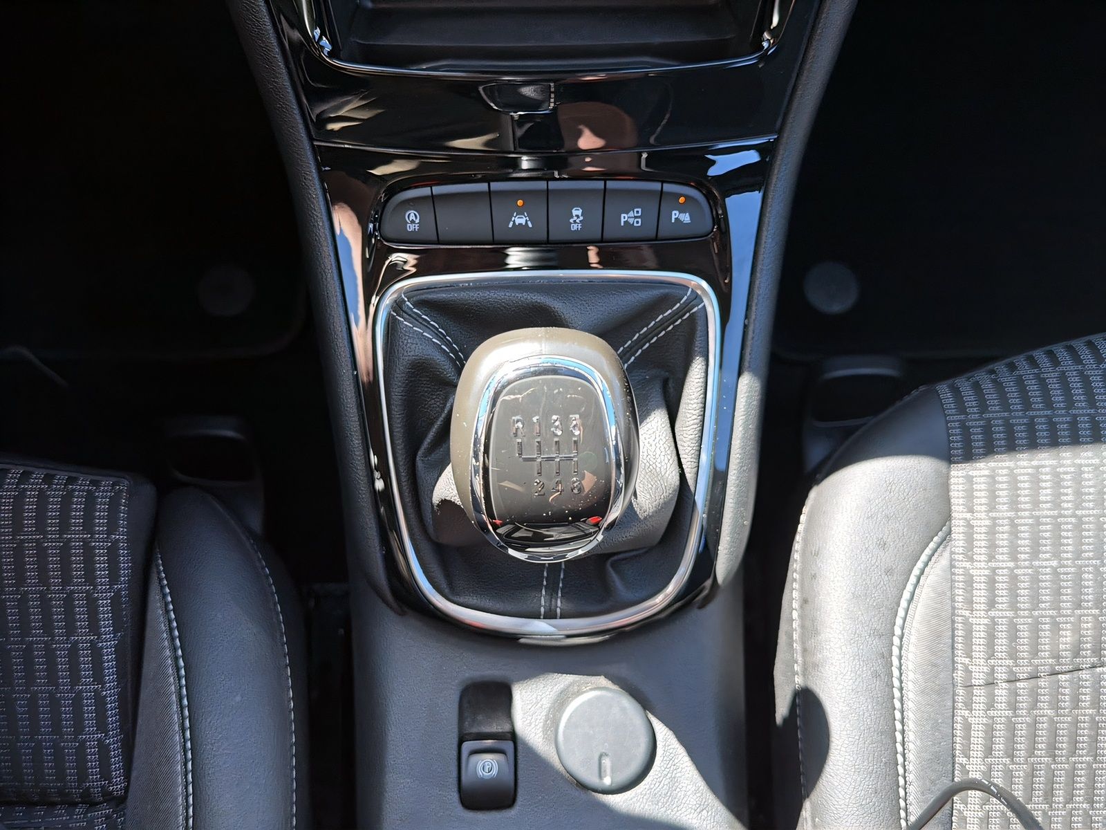 Fahrzeugabbildung Opel Astra BUSINESS PDC TEMPOMAT RFKAM WINTERREIFEN