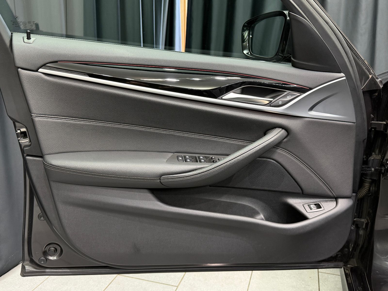 Fahrzeugabbildung BMW BMW 530i Lim xDrive M SPORT|HEAD-UP|360"|NAVI|