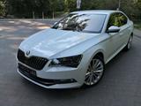 Skoda Superb 2.0 TSI DSG Style 19" ALU XENON AHK NAVI - Skoda Superb mit Benzin-Antrieb: Limousine, 2.0