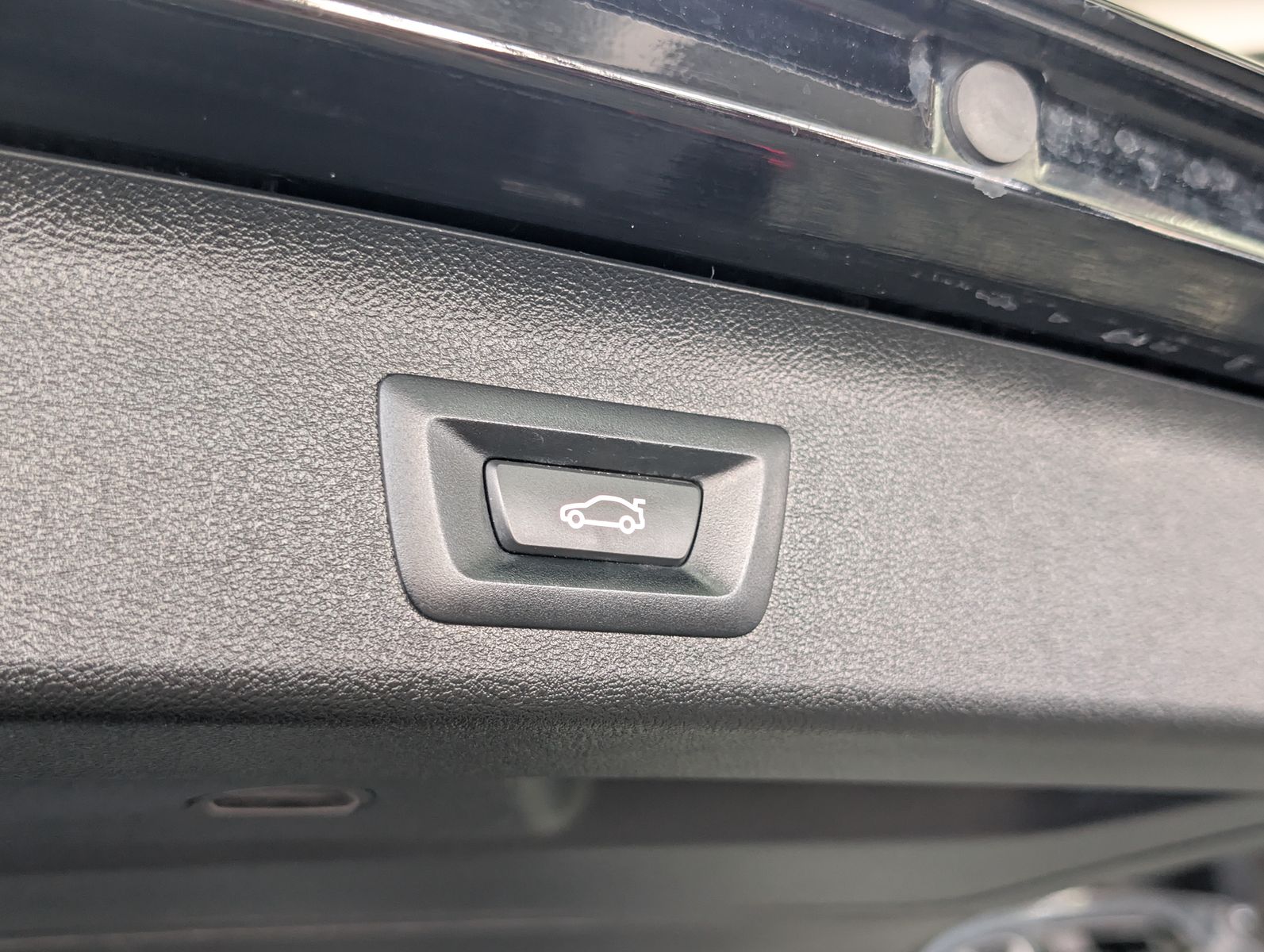Fahrzeugabbildung BMW 520d M Sport MHEV LEDER HUD AMBI LED APP 4xSHZ