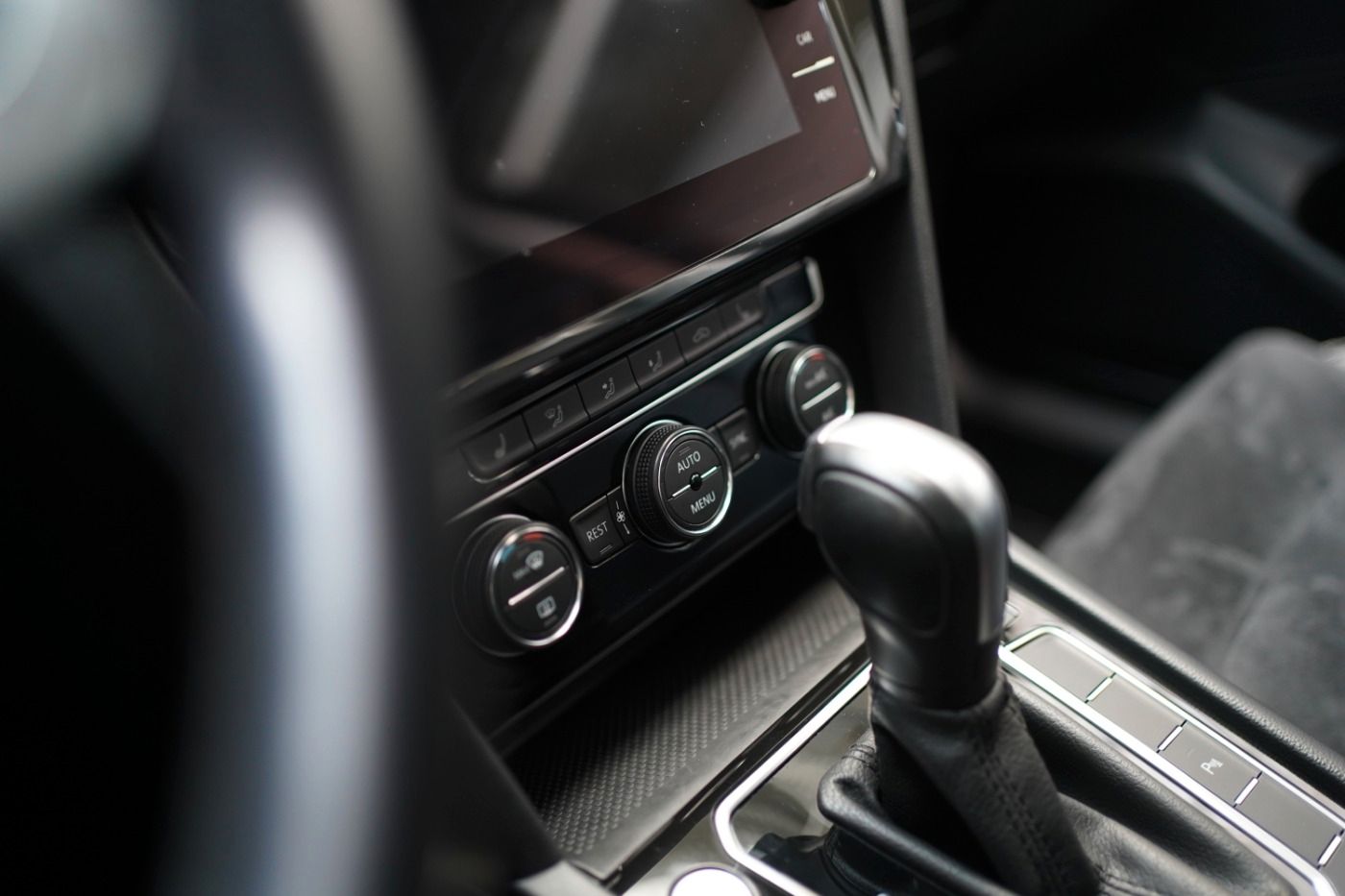 Fahrzeugabbildung Volkswagen Passat 2.0 TSI DSG Elegance ACC+AUT+Alcant.+LED