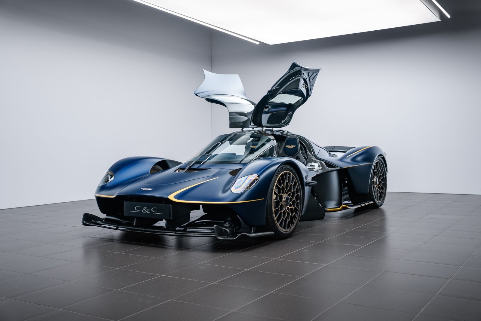 Fahrzeugabbildung Aston Martin Valkyrie /*1 of 150*/SERVICEPACK/FULL PPF